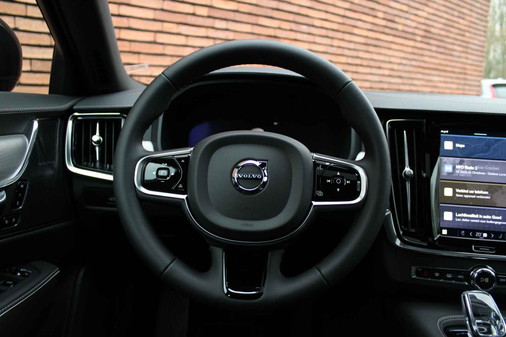 Volvo S90 T8 AWD 455PK Ultimate Dark, ** Showroom Sale!** Luchtvering met FOUR-C, Grafisch Head-Up Display, Elektrisch bedienbare voorstoelen met geheugen, Verwarmbare stoelen + stuurwiel, Adaptieve Cruise Control met Pilot Assist, Park Assist voor + achter, 360º Camera, Keyless Entry, Premium Audio by Harman Kardon, Apple CarPlay/Android Auto, 20'' Lichtmetalen wielen - 16/28