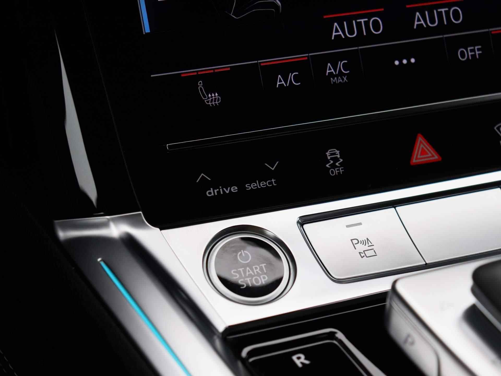 Audi Q8 e-tron 50 quattro S Edition 95 kWh 340 PK | Automaat | Navigatie Plus | Camera | 4-Zone Climate Control | Head-up display | Privacy glass | Stoelverwarming | Adaptive Cruise control | Parkeersensoren | Apple Carplay | Android Auto | LED Matrix | Fabrieksgarantie tot 2028 | - 24/49