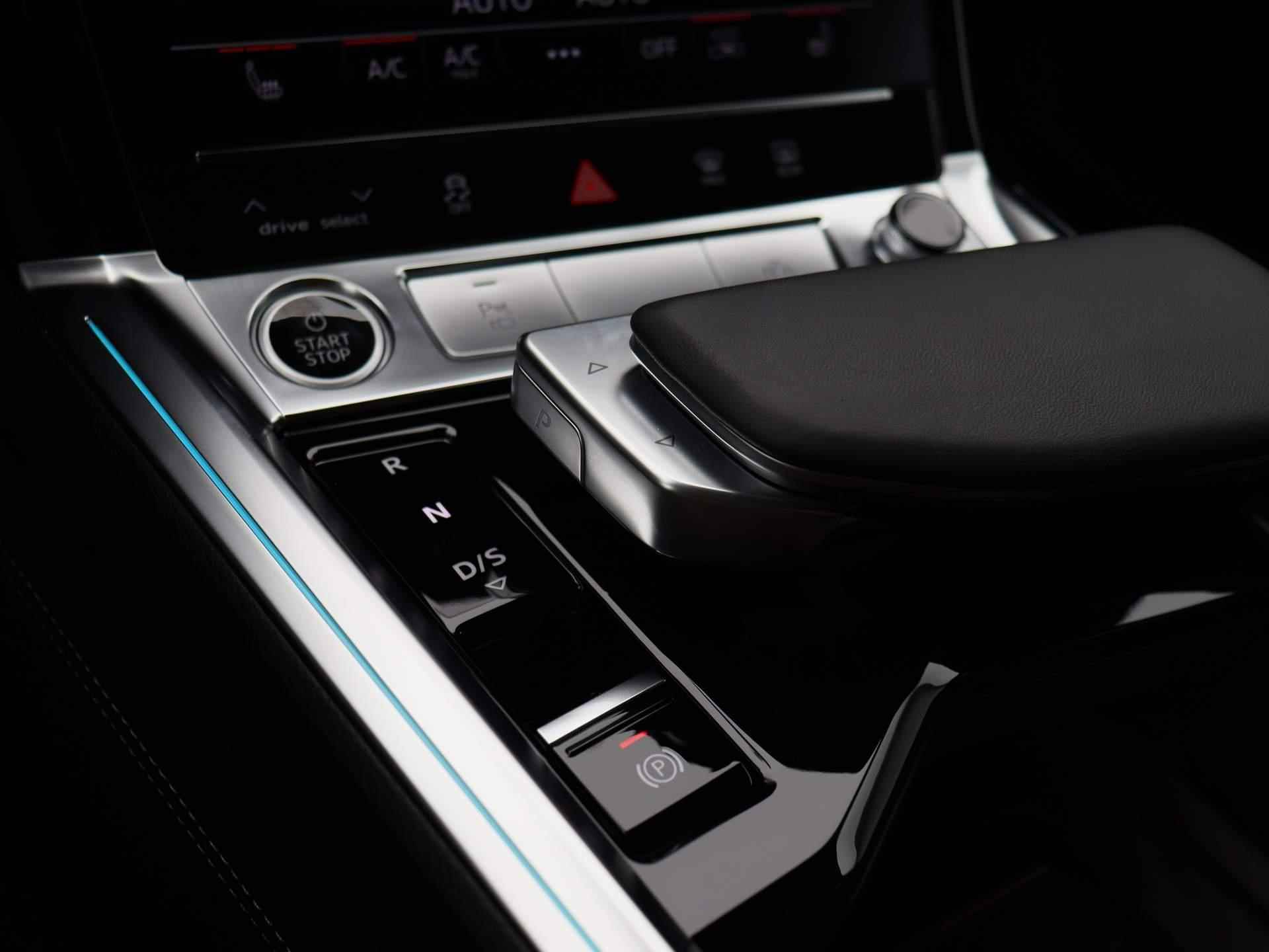 Audi Q8 e-tron 50 quattro S Edition 95 kWh 340 PK | Automaat | Navigatie Plus | Camera | 4-Zone Climate Control | Head-up display | Privacy glass | Stoelverwarming | Adaptive Cruise control | Parkeersensoren | Apple Carplay | Android Auto | LED Matrix | Fabrieksgarantie tot 2028 | - 25/49