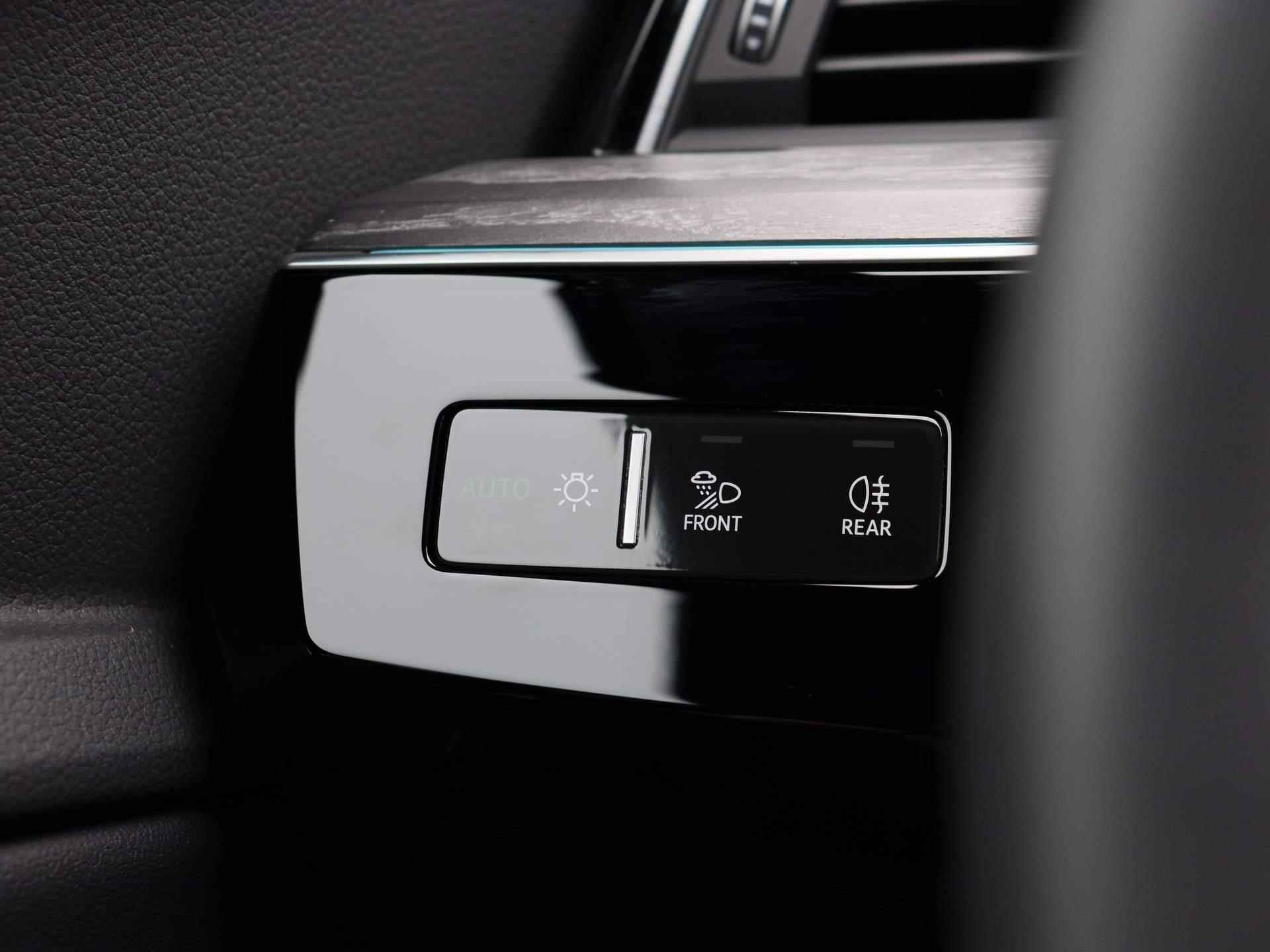 Audi Q8 e-tron 50 quattro S Edition 95 kWh 340 PK | Automaat | Navigatie Plus | Camera | 4-Zone Climate Control | Head-up display | Privacy glass | Stoelverwarming | Adaptive Cruise control | Parkeersensoren | Apple Carplay | Android Auto | LED Matrix | Fabrieksgarantie tot 2028 | - 27/49