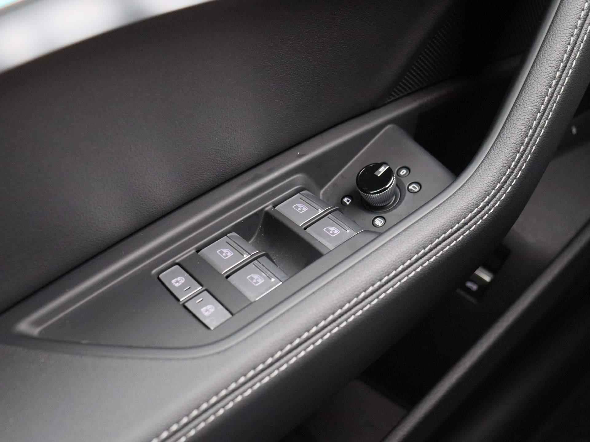 Audi Q8 e-tron 50 quattro S Edition 95 kWh 340 PK | Automaat | Navigatie Plus | Camera | 4-Zone Climate Control | Head-up display | Privacy glass | Stoelverwarming | Adaptive Cruise control | Parkeersensoren | Apple Carplay | Android Auto | LED Matrix | Fabrieksgarantie tot 2028 | - 28/49