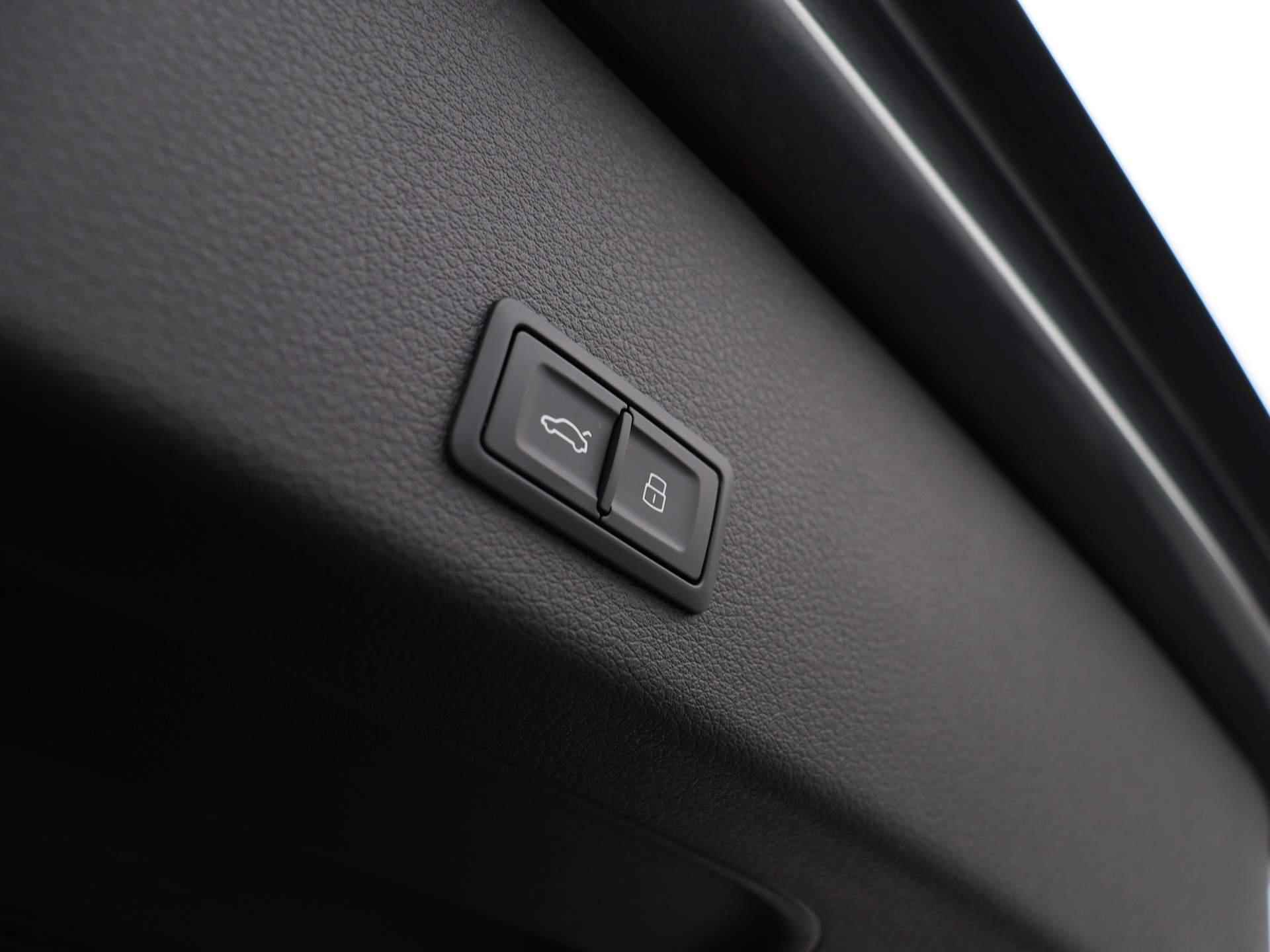 Audi Q8 e-tron 50 quattro S Edition 95 kWh 340 PK | Automaat | Navigatie Plus | Camera | 4-Zone Climate Control | Head-up display | Privacy glass | Stoelverwarming | Adaptive Cruise control | Parkeersensoren | Apple Carplay | Android Auto | LED Matrix | Fabrieksgarantie tot 2028 | - 32/49