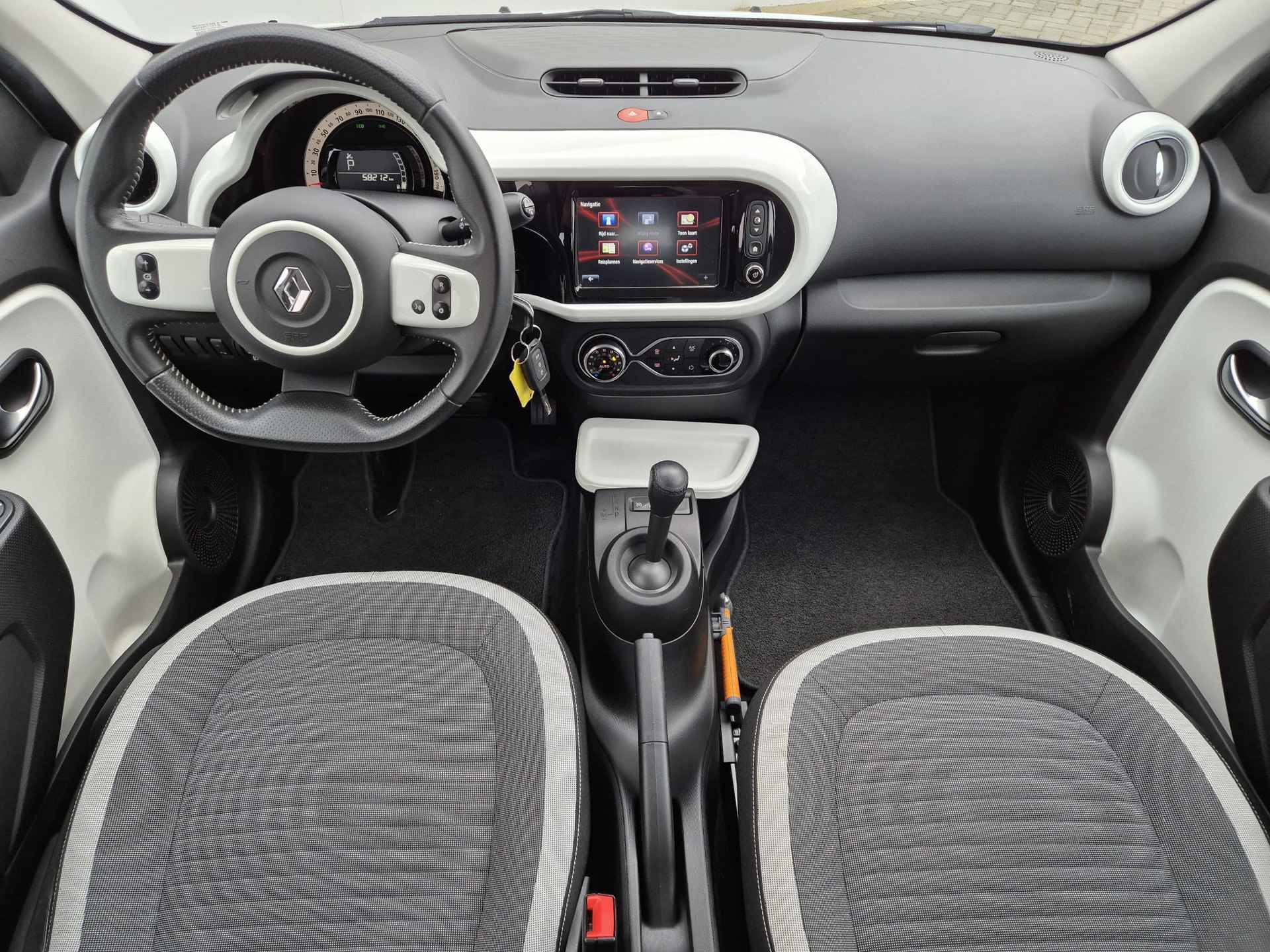 Renault Twingo 1.0 SCe Intens Automaat / Apple Carplay Android Auto / Achteruitrijcamera / Parkeersensoren achter / Cruise control / Lichtmetalen wielen 16“ / - 2/45