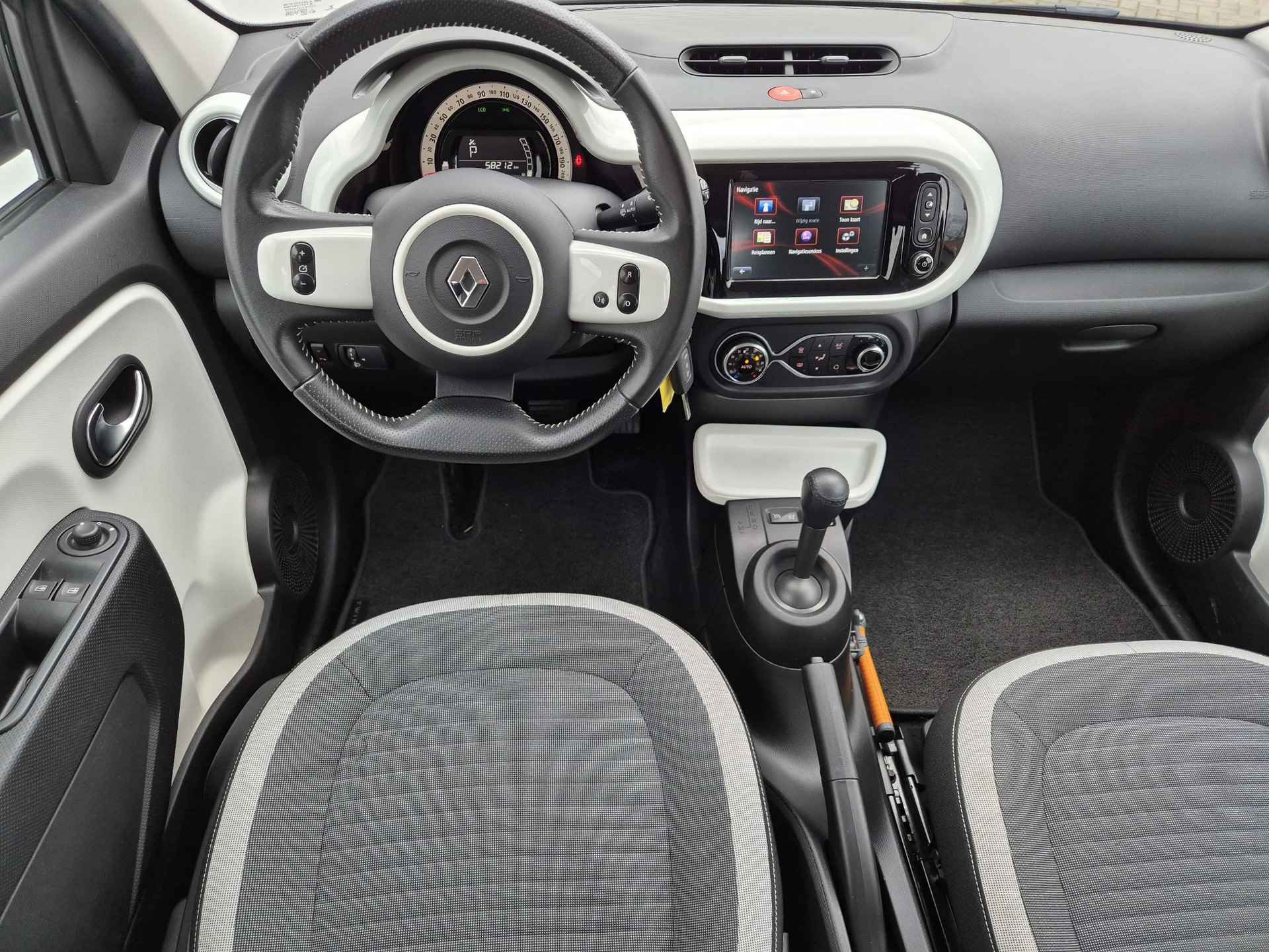 Renault Twingo 1.0 SCe Intens Automaat / Apple Carplay Android Auto / Achteruitrijcamera / Parkeersensoren achter / Cruise control / Lichtmetalen wielen 16“ / - 20/45