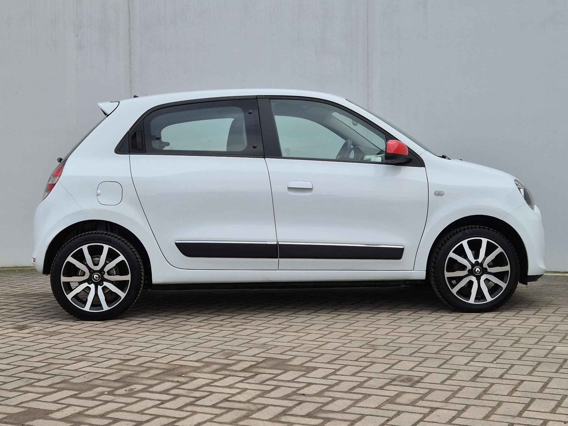 Renault Twingo 1.0 SCe Intens Automaat / Apple Carplay Android Auto / Achteruitrijcamera / Parkeersensoren achter / Cruise control / Lichtmetalen wielen 16“ / - 32/45