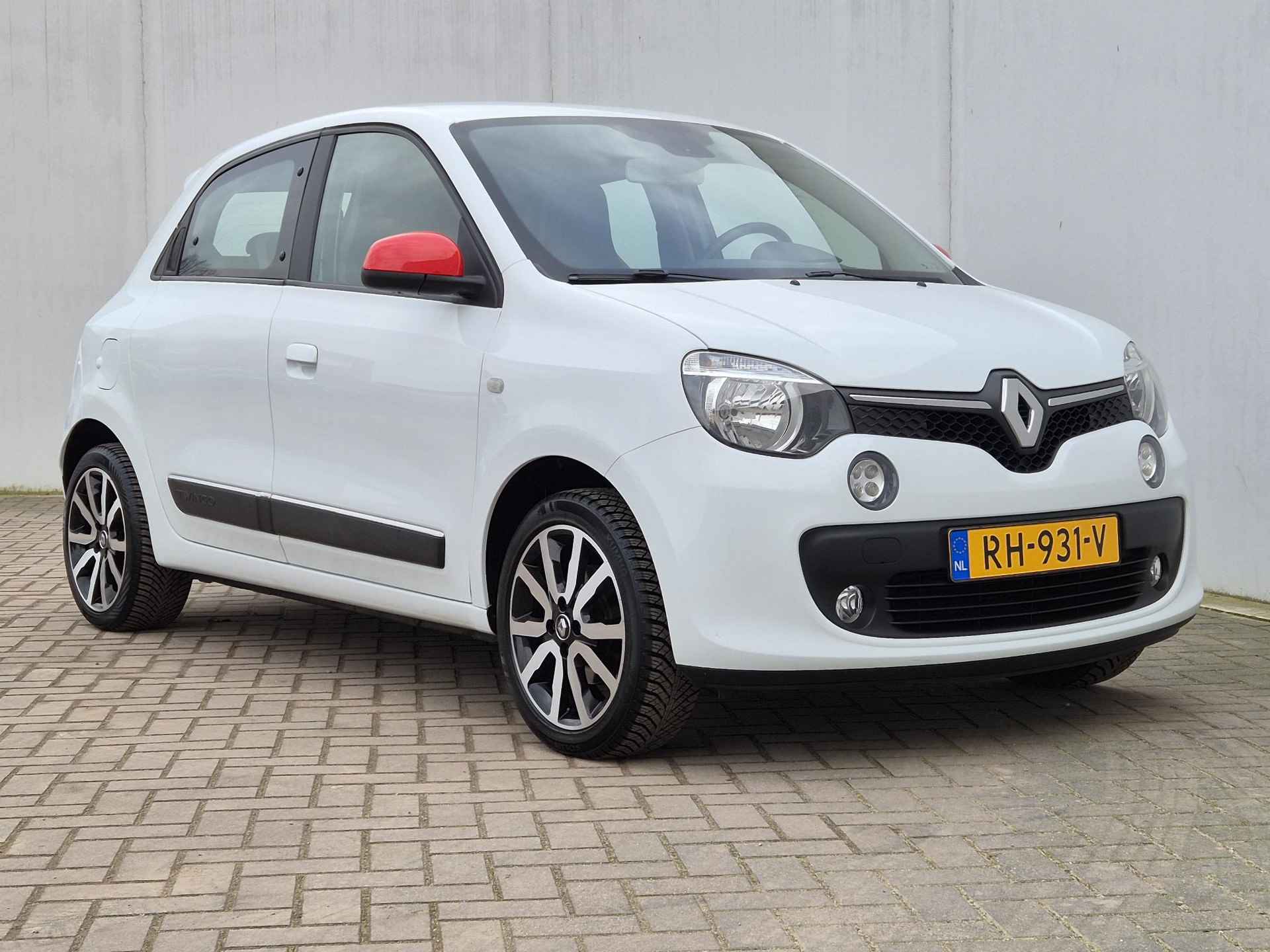 Renault Twingo 1.0 SCe Intens Automaat / Apple Carplay Android Auto / Achteruitrijcamera / Parkeersensoren achter / Cruise control / Lichtmetalen wielen 16“ / - 40/45