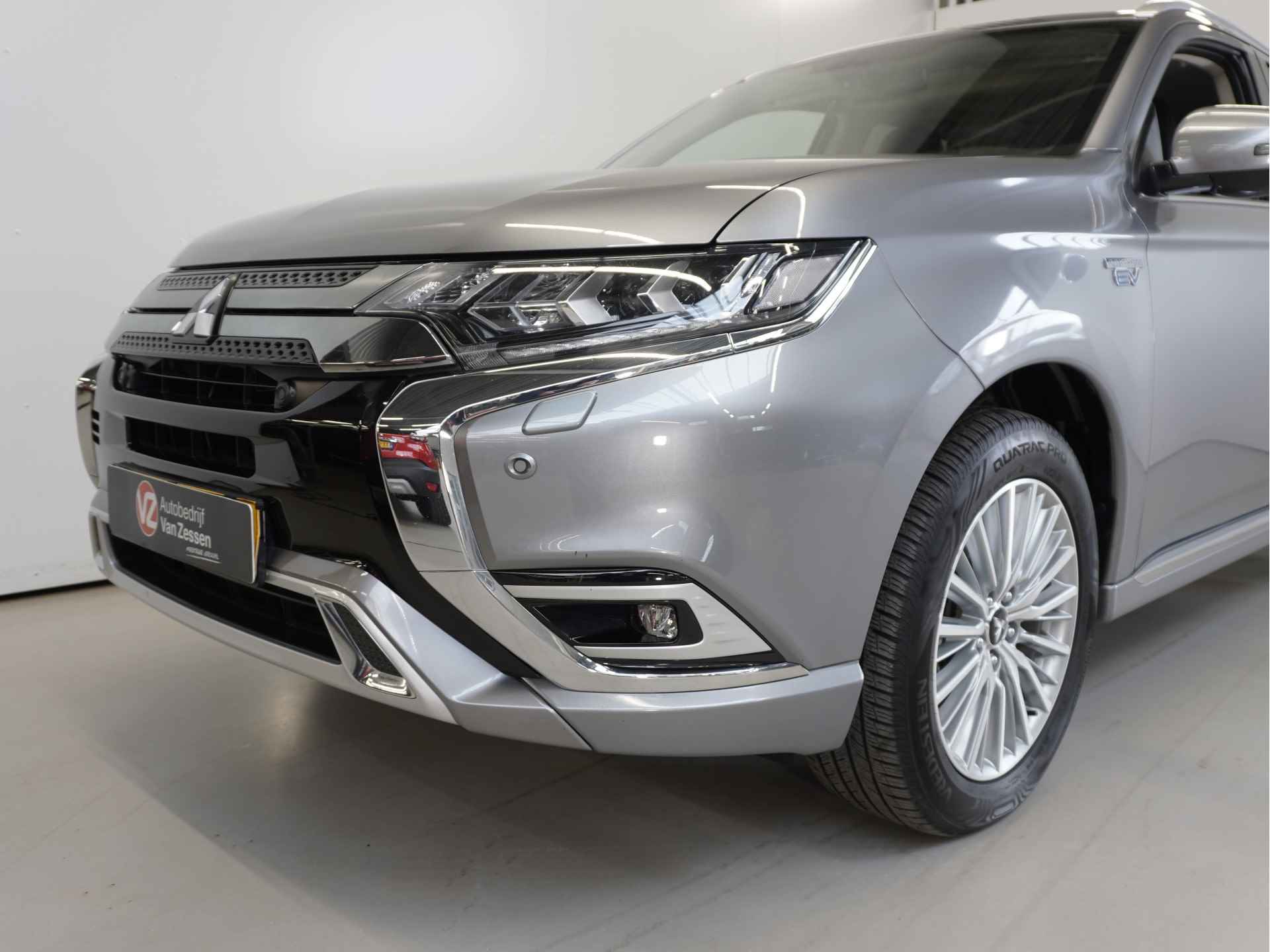 Mitsubishi Outlander 2.4 PHEV Intense+ | Schuifdak | Trekhaak | Standkachel | Stoel- Stuurverwarming | Rijklaarprijs - 3/41