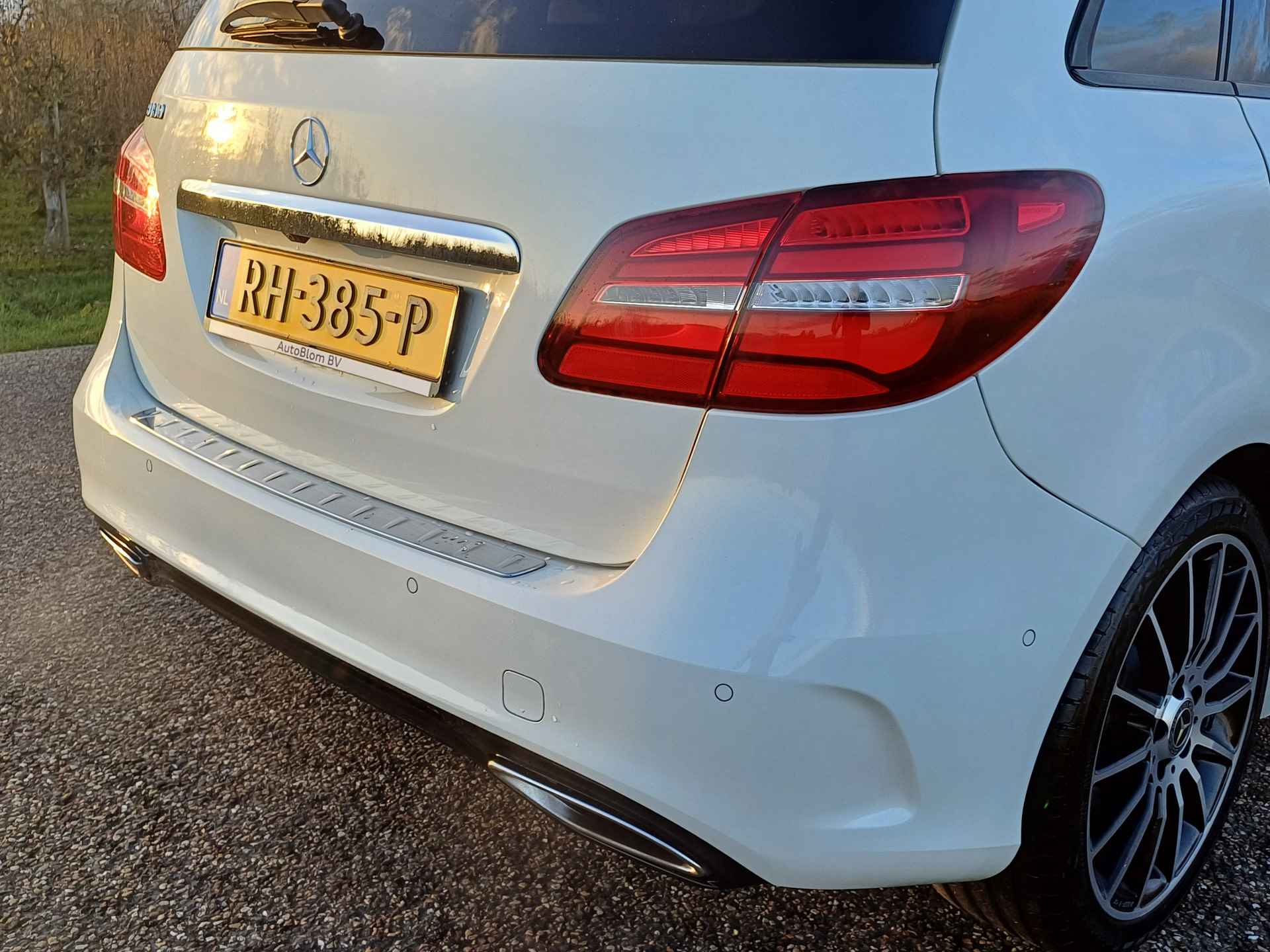 Mercedes-Benz B-Klasse 180 EDITION | NL | AMG-Line | Pano Dak | LED | Camera | Navi | Cruise | 18 INCH - 18/52