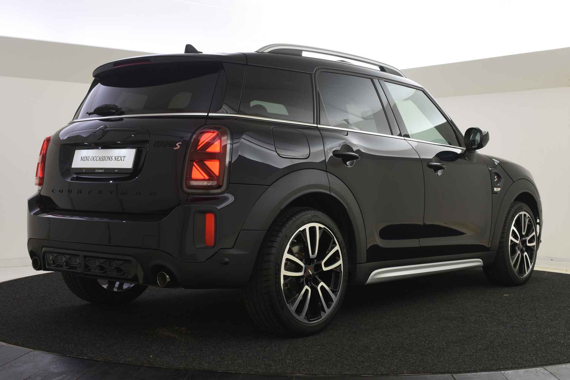 MINI Countryman Cooper S JCW Automaat / Panoramadak / Achteruitrijcamera / JCW Sportstoelen / Active Cruise Control / Head-Up / Park Assistant / Comfort Access - 3/49