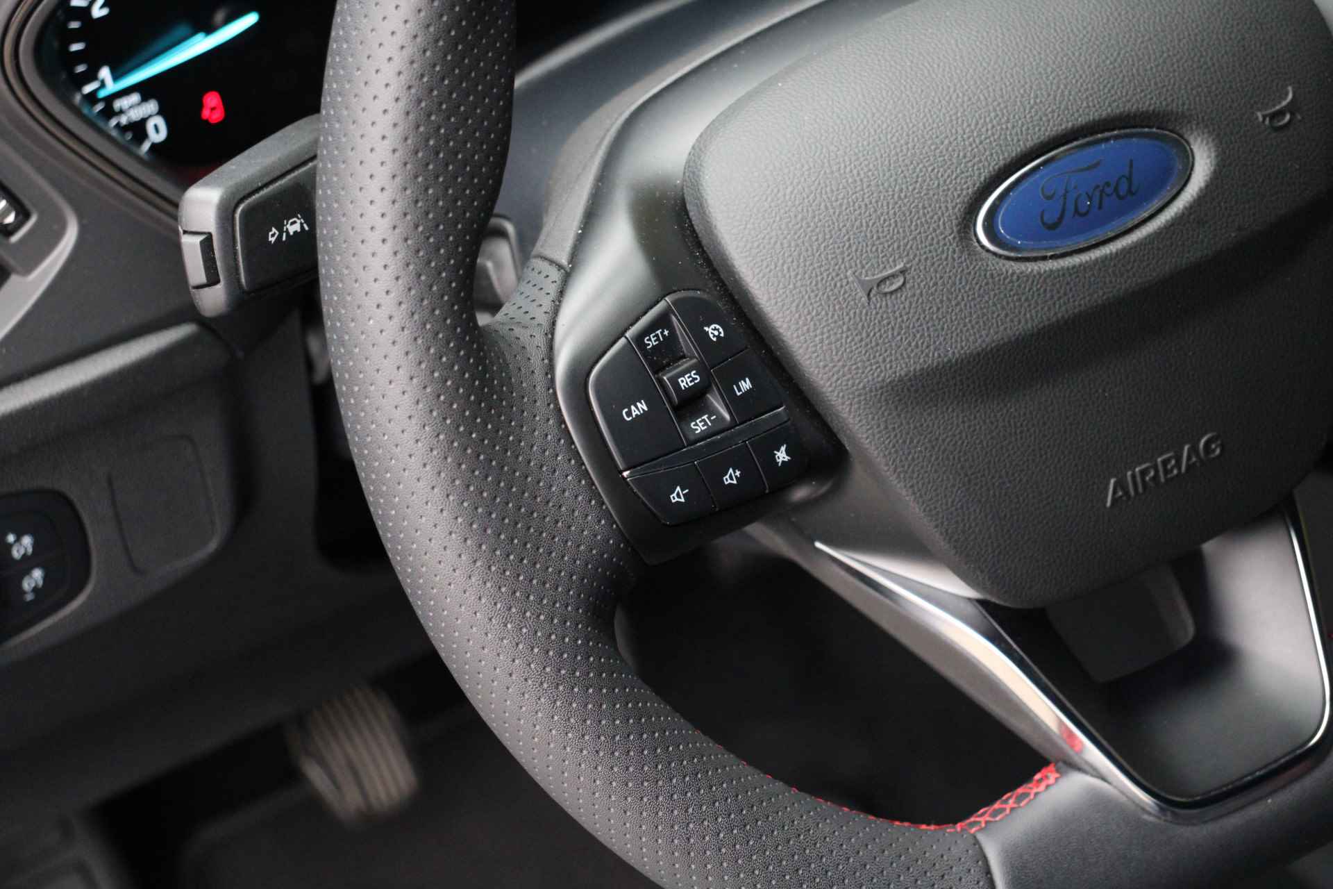 Ford Focus 1.0 EcoBoost 125PK Hybrid ST-Line | Head-up display | Keyless | Stuur- en stoelverwarming | Camera | | All season banden - 11/26