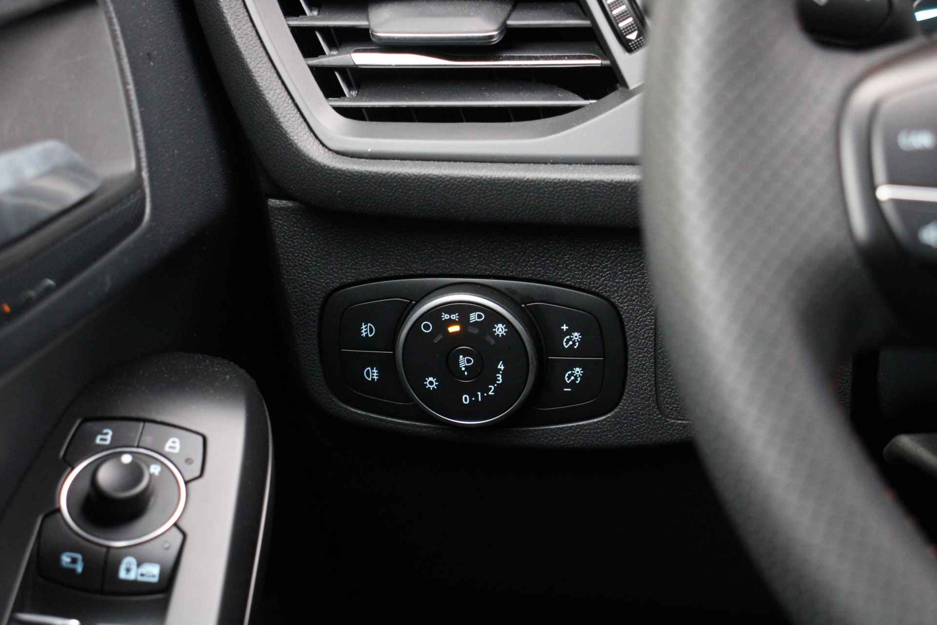 Ford Focus 1.0 EcoBoost 125PK Hybrid ST-Line | Head-up display | Keyless | Stuur- en stoelverwarming | Camera | | All season banden - 12/26