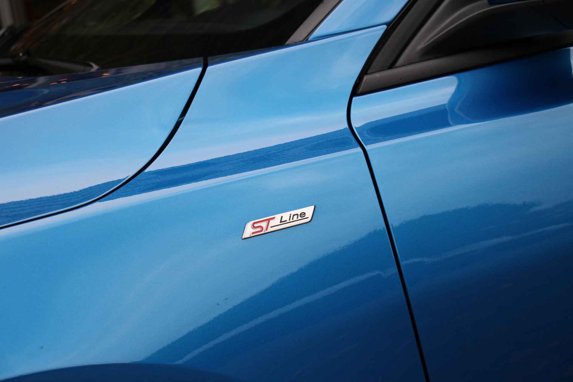 Ford Focus 1.0 EcoBoost 125PK Hybrid ST-Line | Head-up display | Keyless | Stuur- en stoelverwarming | Camera | | All season banden - 23/26