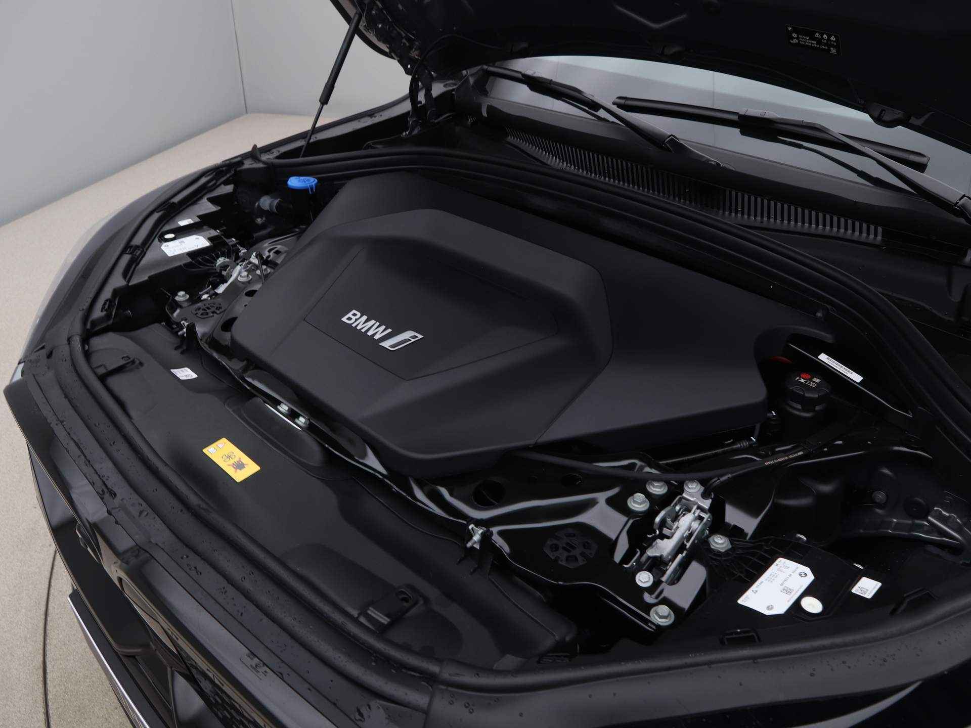 BMW iX2 xDrive30 M-Sport Pro 65kWh - 5/25