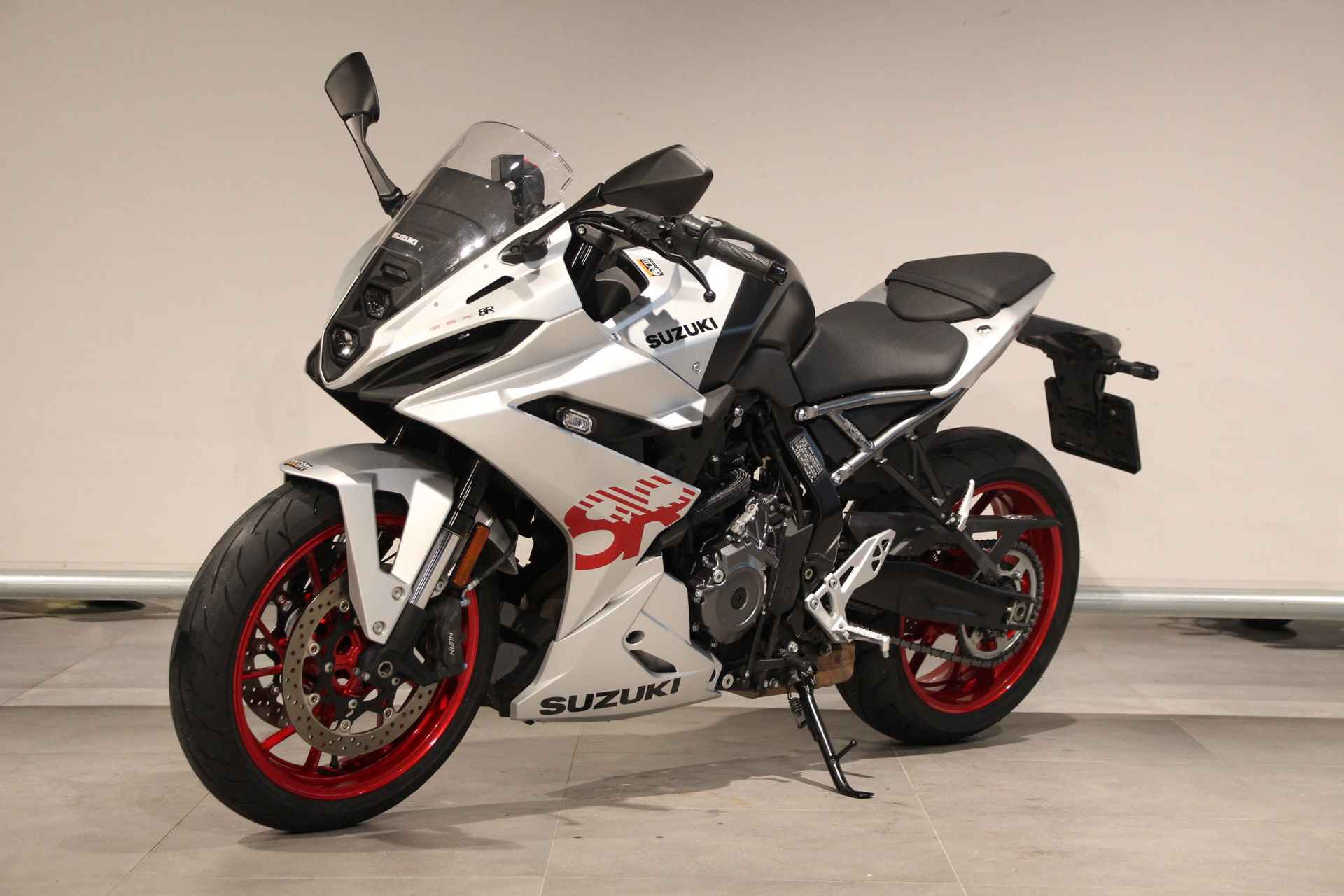 Suzuki GSX-8R - 4/13