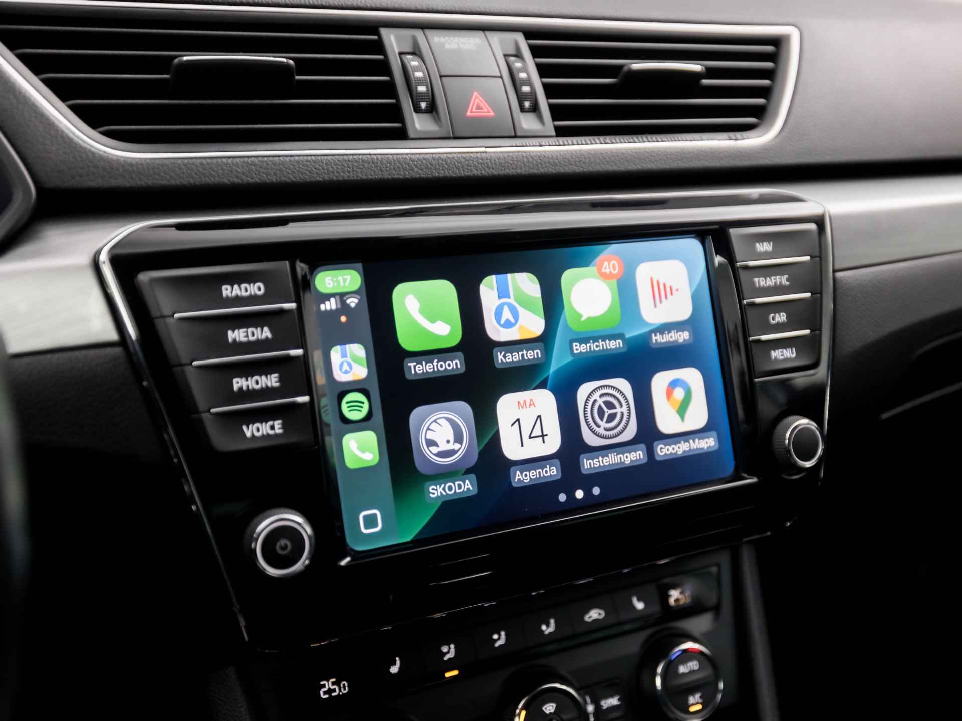 Škoda Superb Combi 1.6 TDI Deluxe Sport Automaat (APPLE CARPLAY, NAVIGATIE, CAMERA, MEMORY SEATS, STOELVERWARMING, GETINT GLAS, TREKHAAK, XENON, LED, CRUISE, NIEUWSTAAT) - 8/40