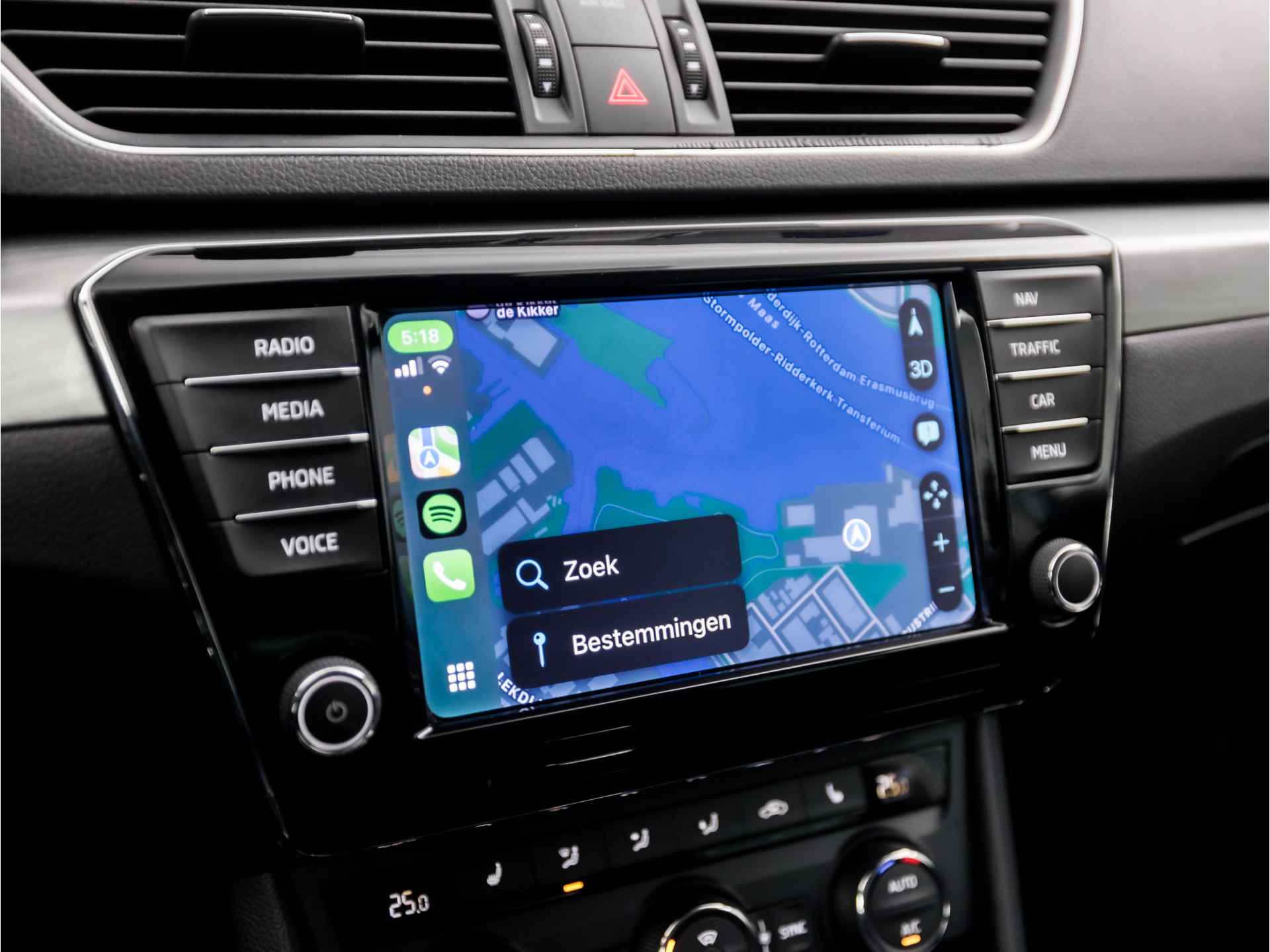 Škoda Superb Combi 1.6 TDI Deluxe Sport Automaat (APPLE CARPLAY, NAVIGATIE, CAMERA, MEMORY SEATS, STOELVERWARMING, GETINT GLAS, TREKHAAK, XENON, LED, CRUISE, NIEUWSTAAT) - 27/40