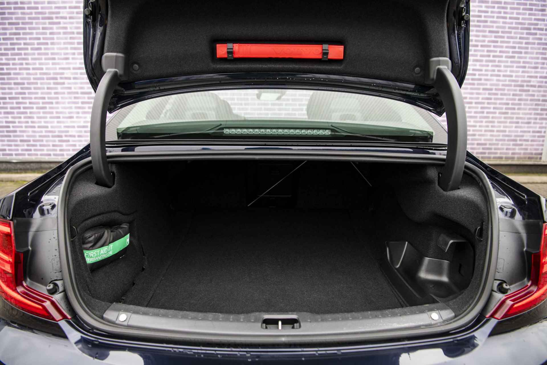 Volvo S90 T8 Recharge AWD Inscription Plus | Voorstoelen met massage en ventilatie | Parkeerverwarming | Park Assist Pilot | Stoel/stuur/achterbankverwarming | Adaptive cruise | Voorruitverwarming | DAB+ - 39/41