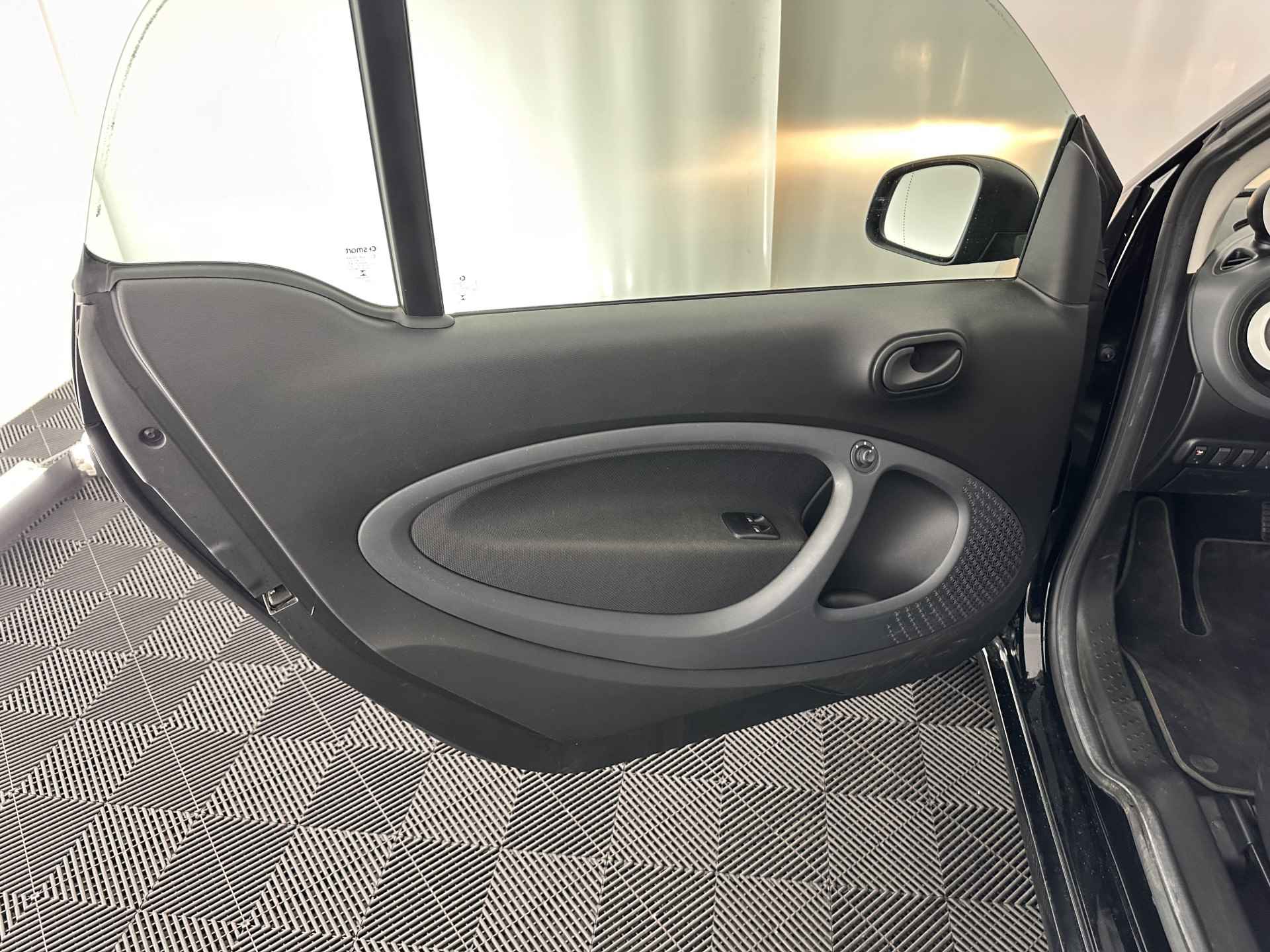 Smart Fortwo EQ Business Solution Cool&Audio-Pack 18 kWh [ 3-Fase ] (INCL-BTW) *FULL-LEATHER | AIRCO | PDC | CRUISE | COMFORT-SEATS | 15''ALU* - 20/27