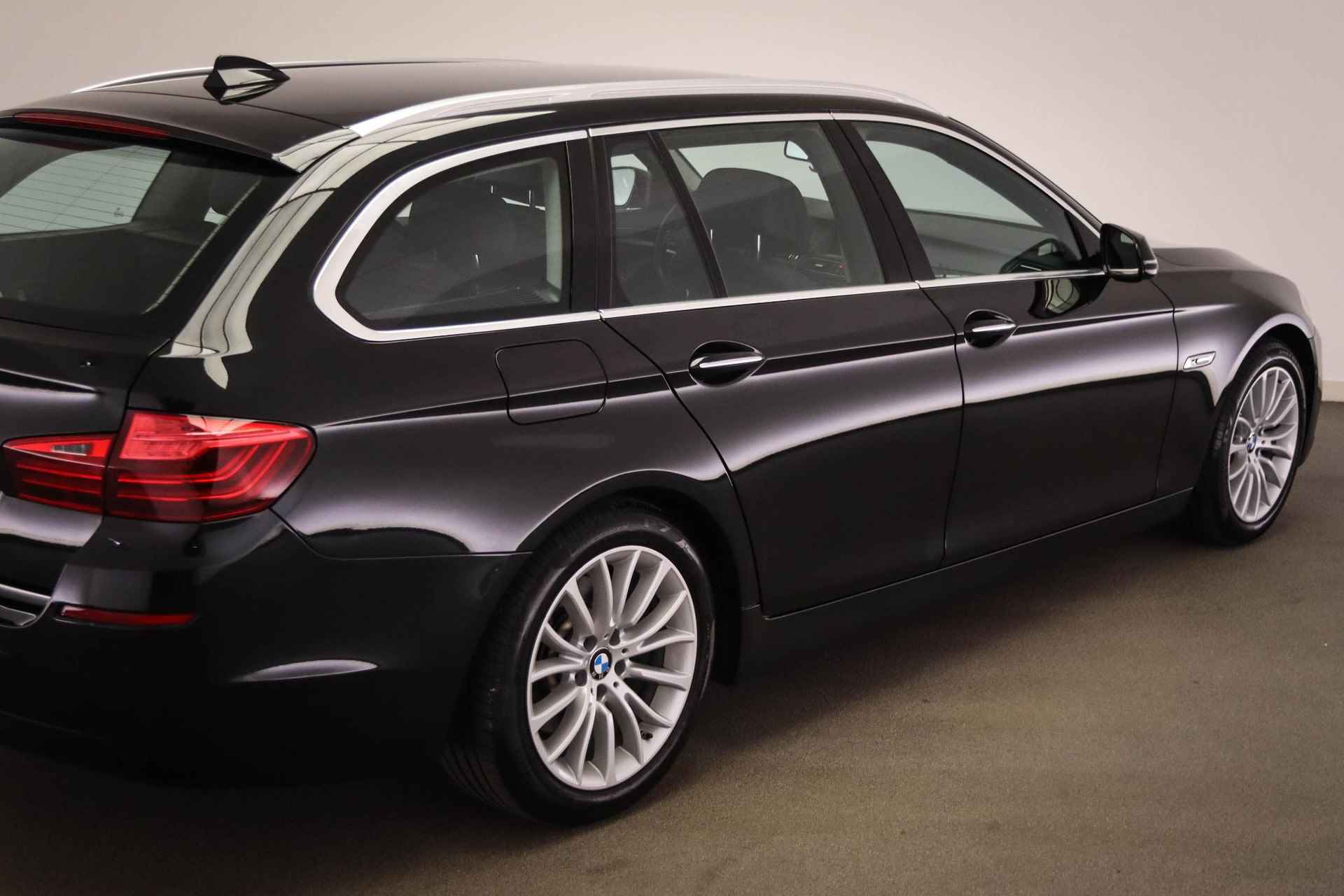 BMW 5-serie Touring 520d Luxury Edition | STANDKACHEL | LEDER | CLIMA | CRUISE | NAVI | PDC | CAMERA | TREKHAAK AFN. | 18" - 16/60