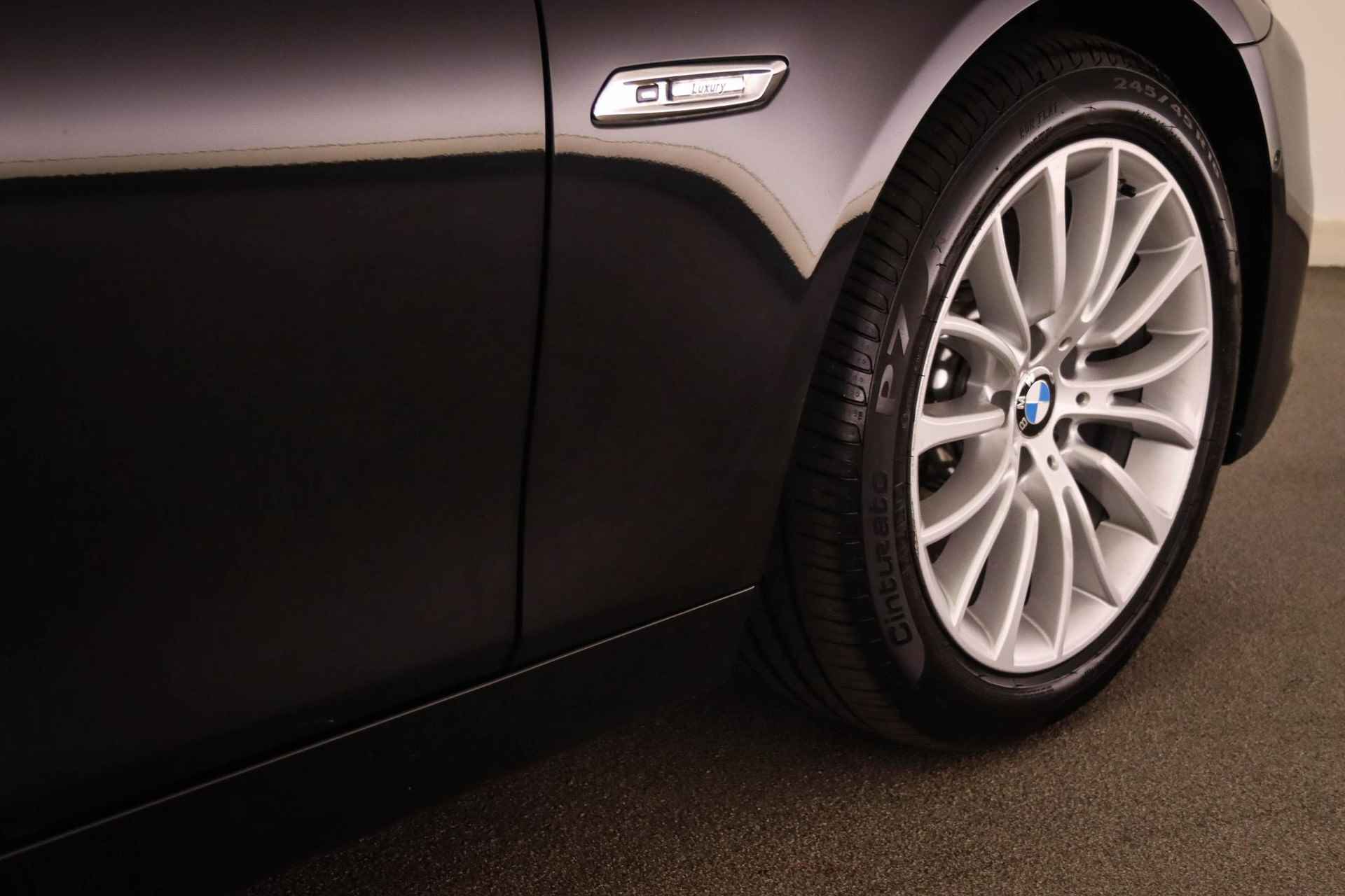 BMW 5-serie Touring 520d Luxury Edition | STANDKACHEL | LEDER | CLIMA | CRUISE | NAVI | PDC | CAMERA | TREKHAAK AFN. | 18" - 18/60