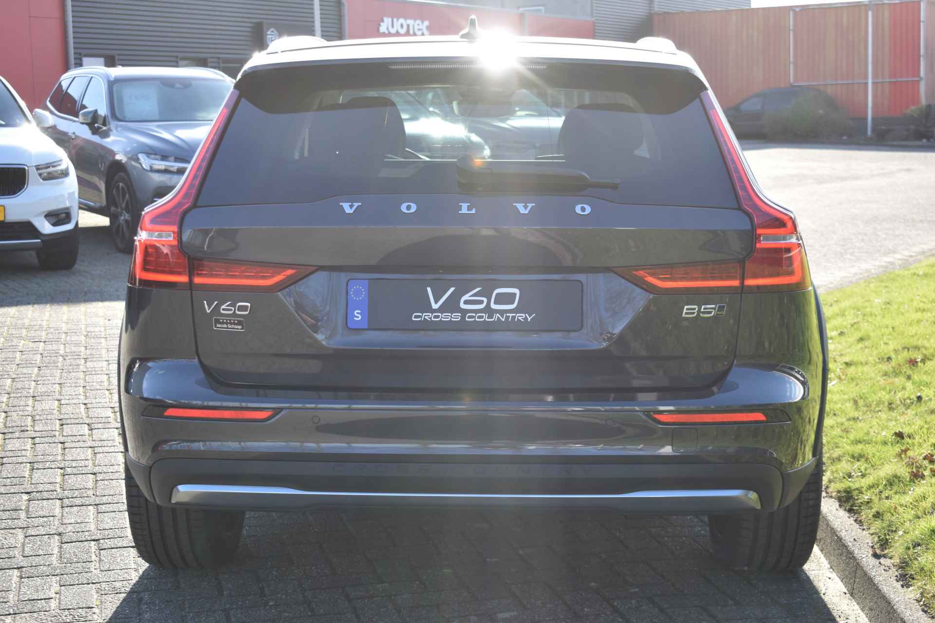 Volvo V60 Cross Country B5 AWD Mild Hybrid 265PK Automaat Ultimate | BLIS | Stoel massage | 360 camera | Panodak | Stoelventilatie | - 9/47