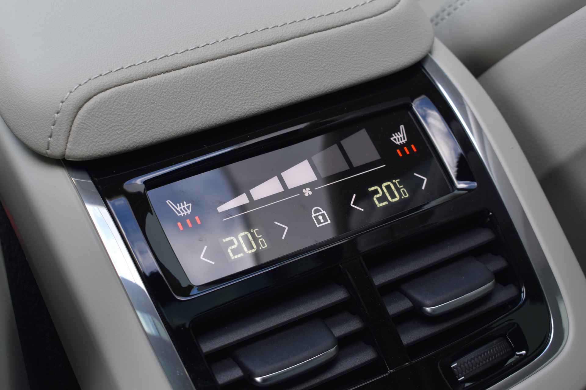 Volvo V60 Cross Country B5 AWD Mild Hybrid 265PK Automaat Ultimate | BLIS | Stoel massage | 360 camera | Panodak | Stoelventilatie | - 38/47