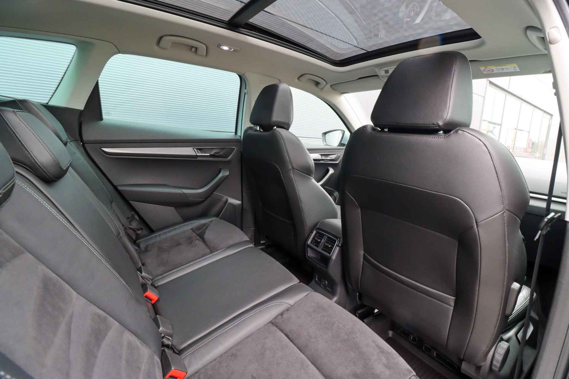 Skoda Karoq 1.5 TSI ACT Style Business | Trekhaak | Standkachel | 3 achterstoelen | Rijklaarprijs - incl.garantie - 7/49