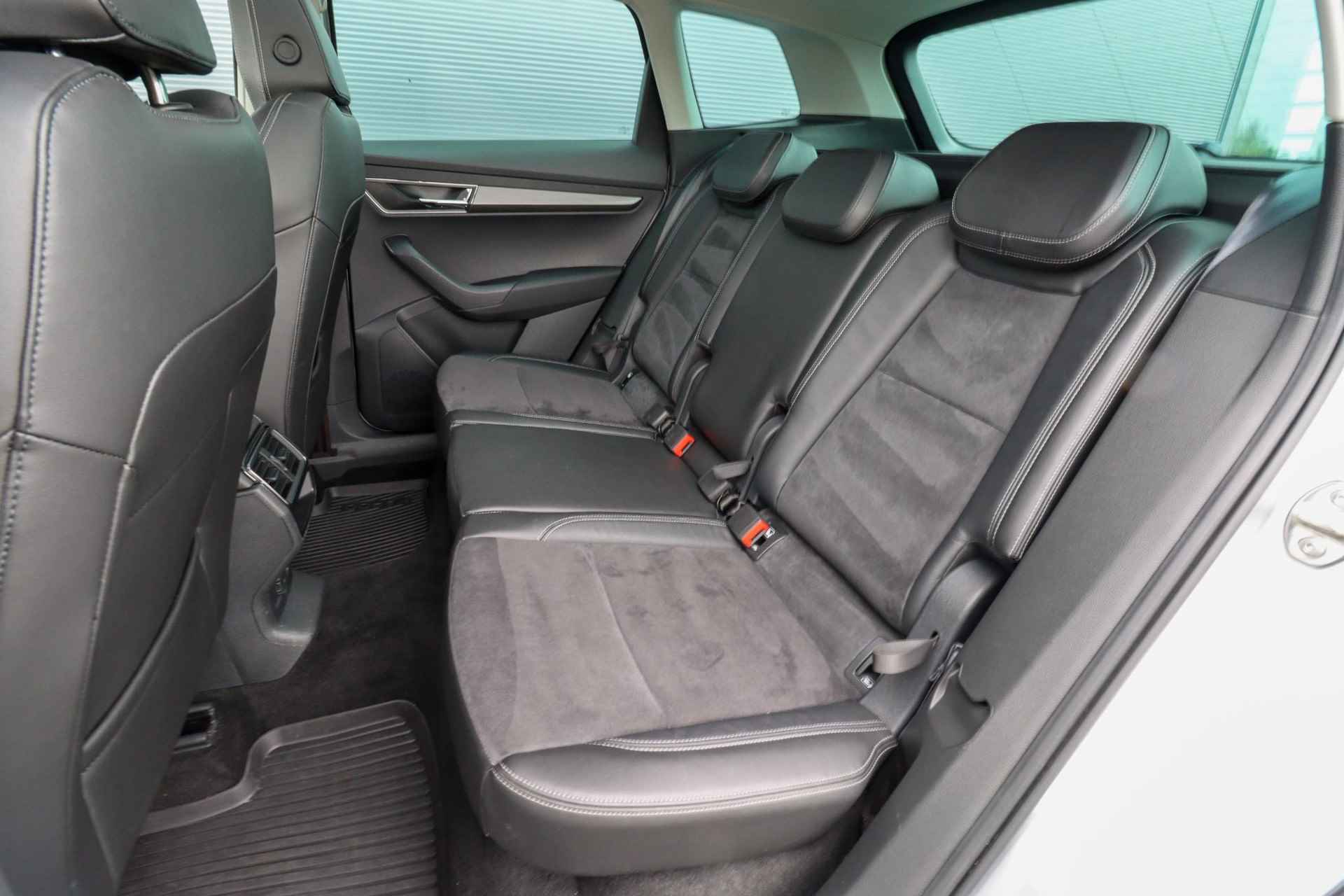 Skoda Karoq 1.5 TSI ACT Style Business | Trekhaak | Standkachel | 3 achterstoelen | Rijklaarprijs - incl.garantie - 10/49