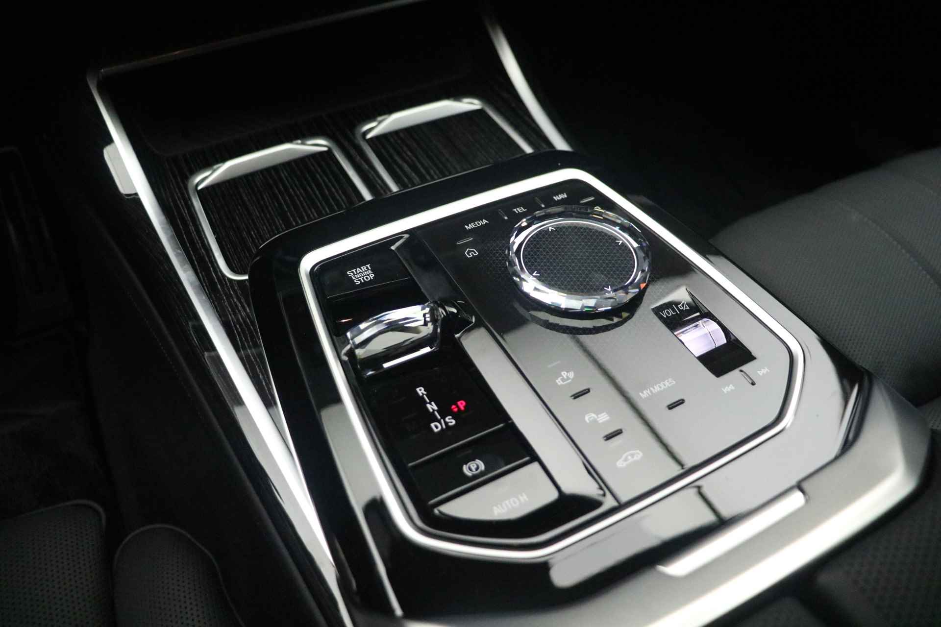 BMW 7 Serie 750e xDrive High Executive M Sport Automaat / Panoramadak Sky Lounge / Stoelventilatie / Massagefunctie / Bowers & Wilkins / Parking Assistant Professional / Live Cockpit Professional - 21/37