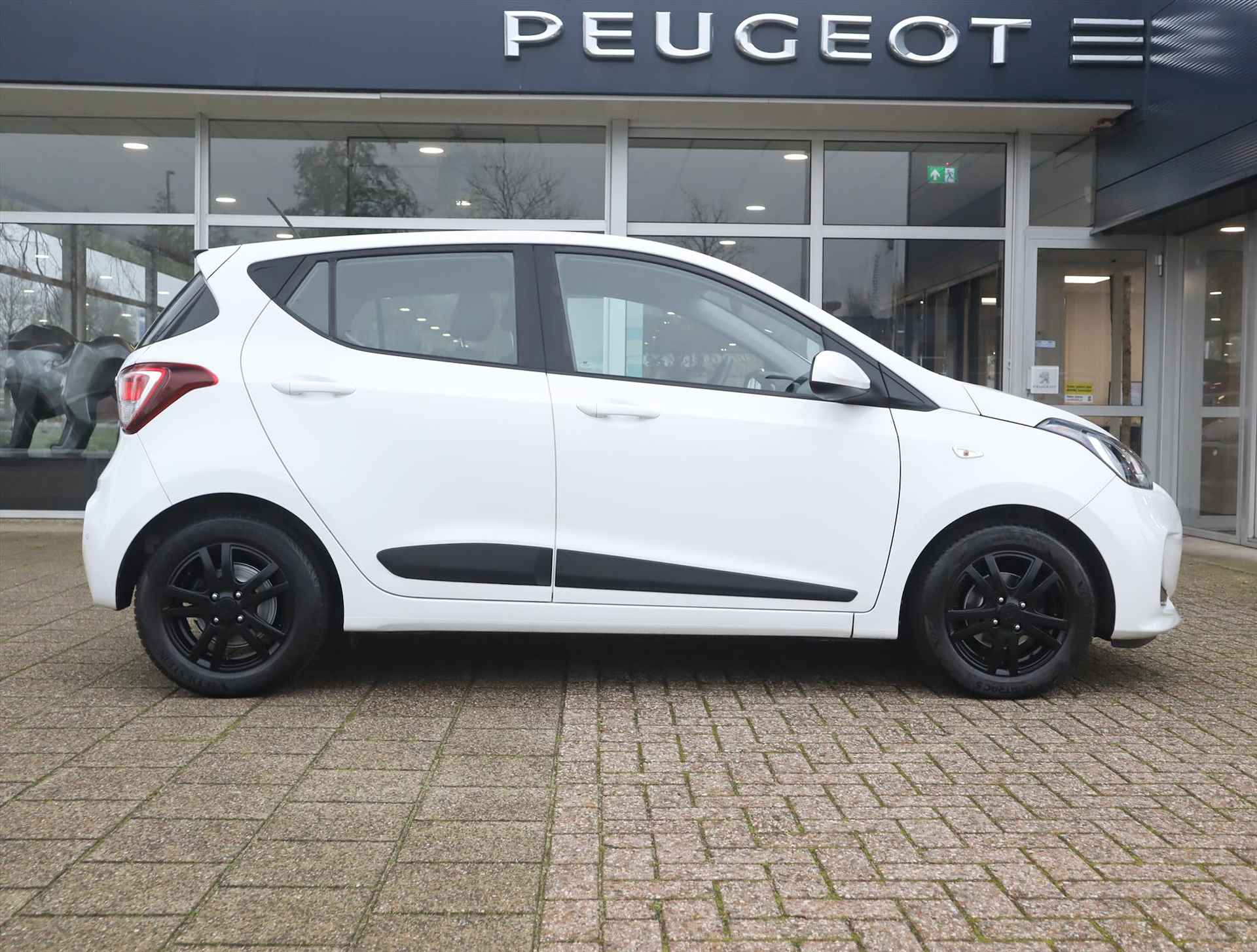 HYUNDAI I10 Comfort 1.0i 66pk, Rijklaarprijs, Navigatie DAB+ Lichtmetalen velgen Sensoren Cruise control - 3/59