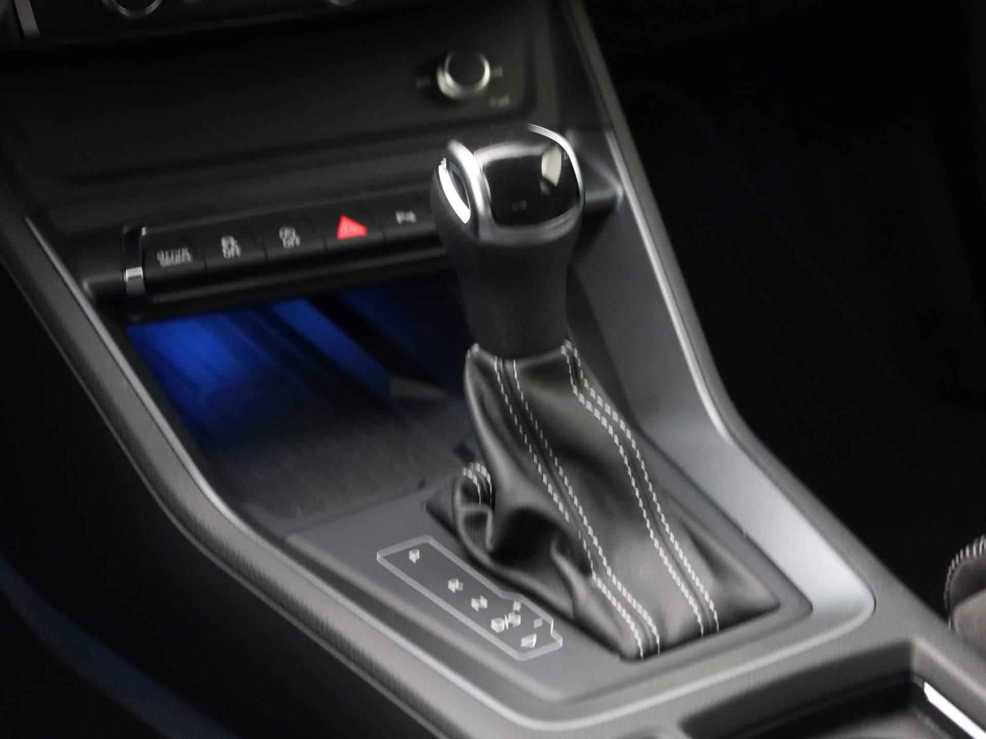 Audi Q3 35 TFSI/150PK S Line · Drive select · Leder/stof · Navigatie - 40/43
