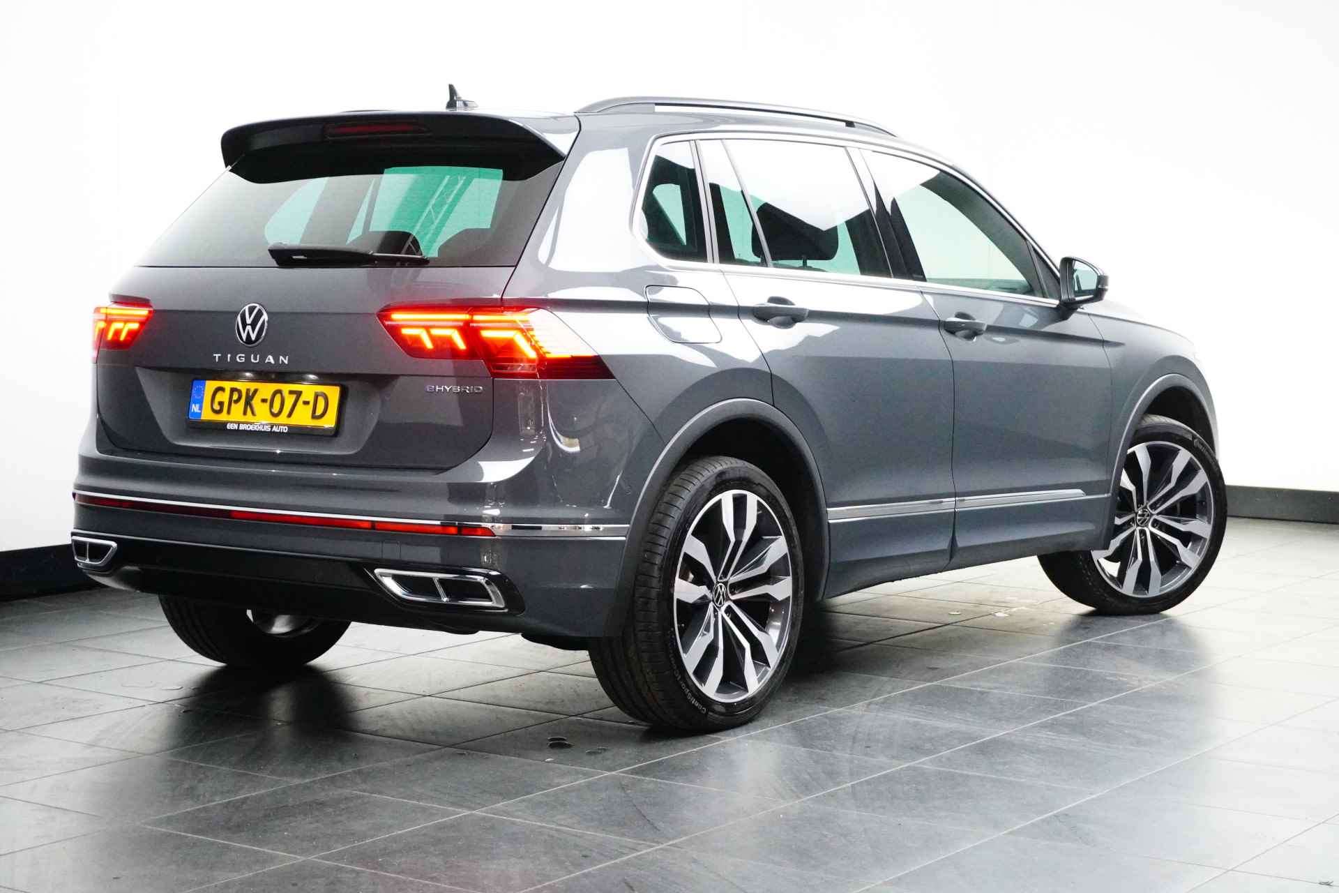 Volkswagen Tiguan 1.4 TSI 245 pk eHybrid R-Line Business 6-DSG | Trekhaak wegklapbaar | Achteruitrijcamera | Head-up display - 5/33