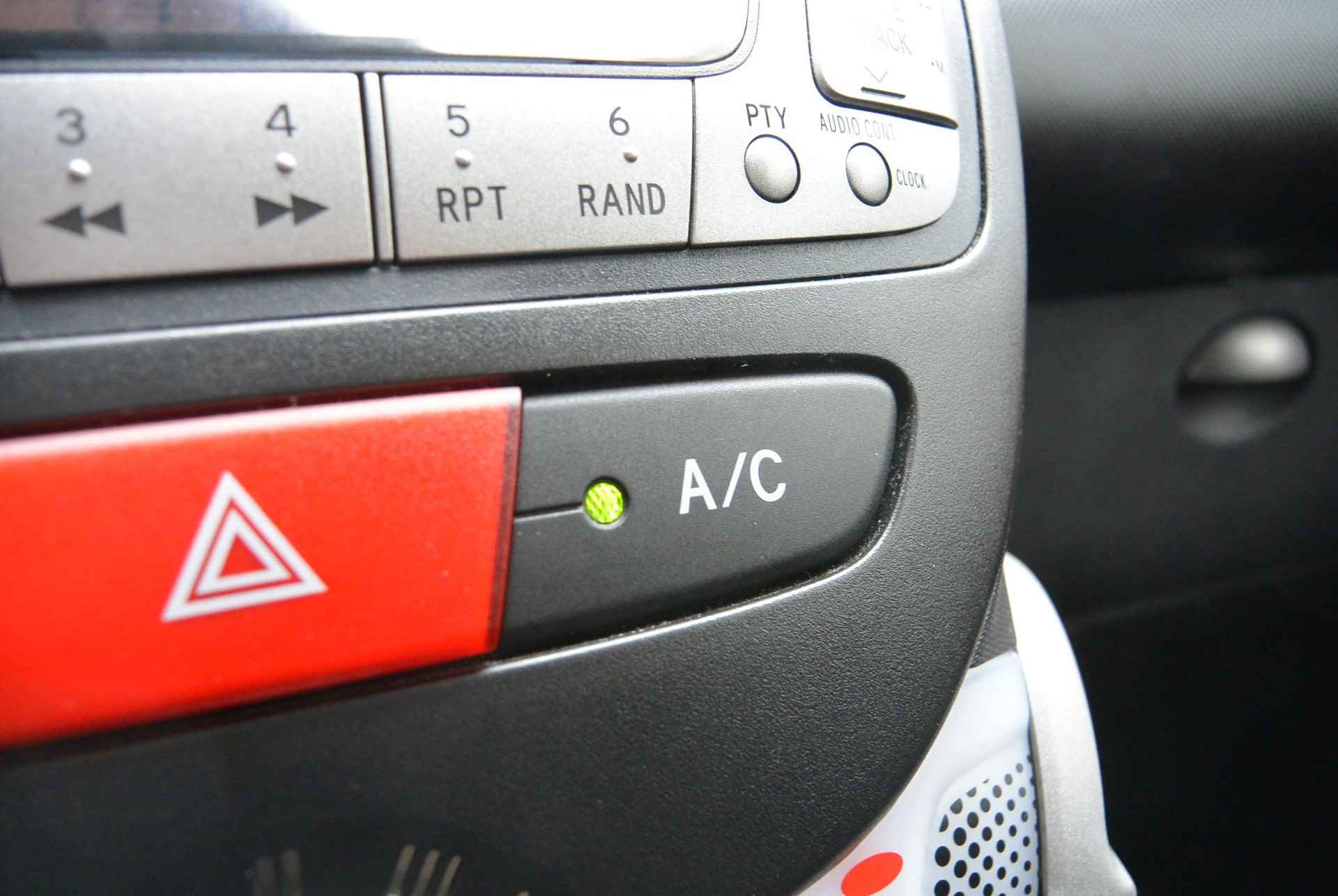 Citroën C1 1.0i 68pk First Edition │ Airconditioning │ Lichtmetalen velgen │ Fietsendrageroplossing - 9/33