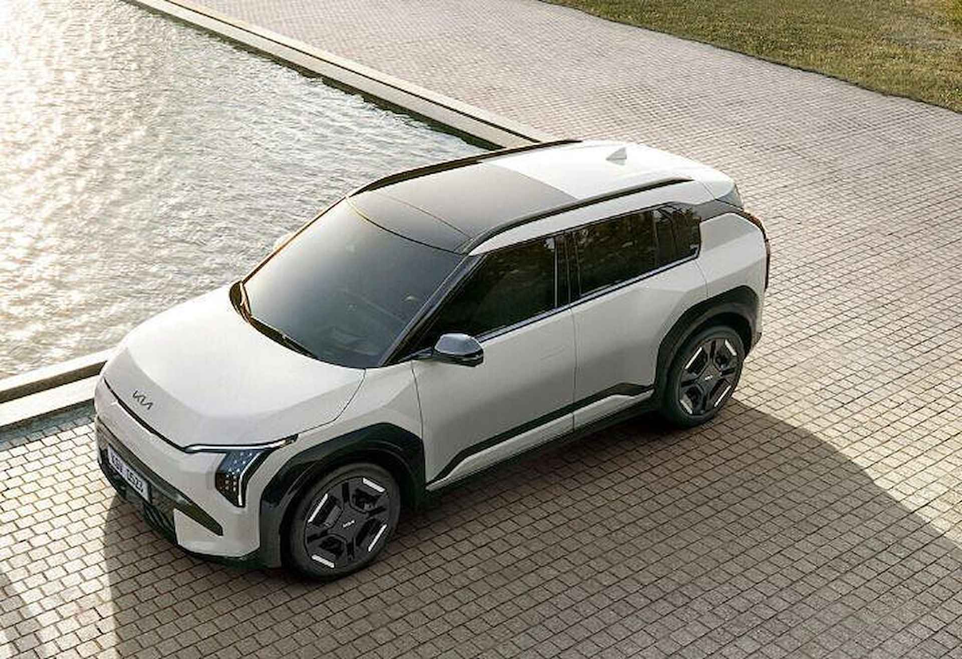 KIA EV3 PLUS ADVANCED LR PRIVATE LEASE NU VANAF 483.- PER MAAND INCLUSIEF SEPP SUBSIDIE | Nu te bestellen vanaf € 44.750.- INCLUSIEF KLEUR KEUZE | 600Km WLTP | Stoel en stuur verwarming | Schuif/Kantel dak | Adaptieve cruisecontrol | Lederen bekleding | achteruitrij camera | Parkeersensoren V+A | dodehoekassistentie - 2/12