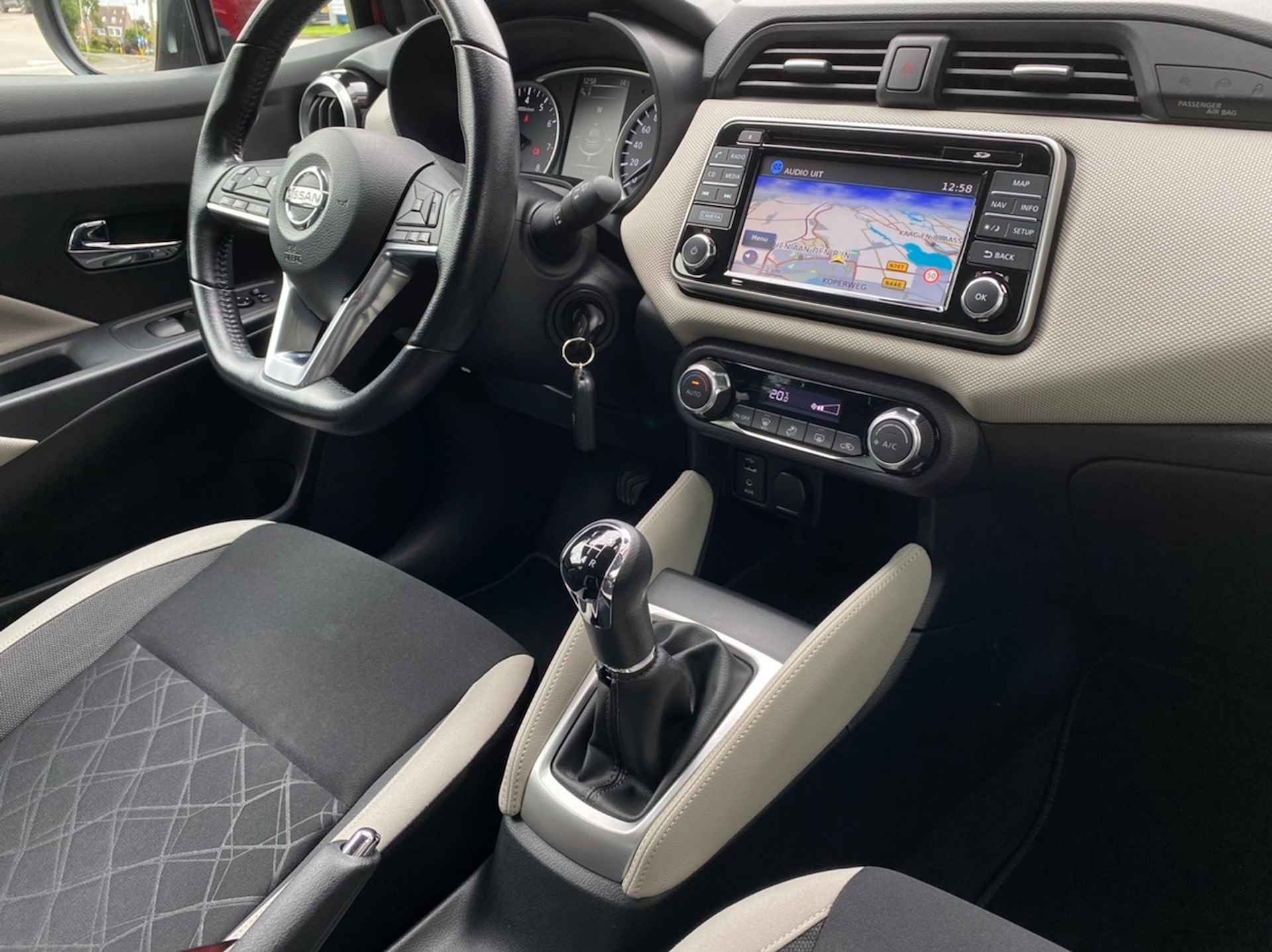 NISSAN Micra 0.9 IG-T 90pk N-Connecta | Navigatie | Clima | 360-camera | Bose | All Season Banden - 20/25