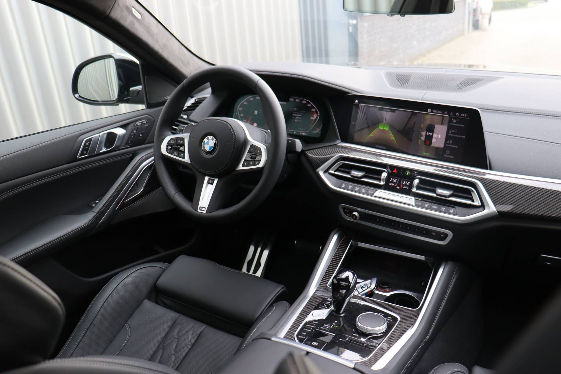 BMW X6 M50i High Executive Automaat / BMW M 50 Jahre uitvoering / Panoramadak Sky Lounge / Trekhaak / Active Steering / Stoelventilatie / Laserlight / Head-Up / Harman Kardon - 17/37