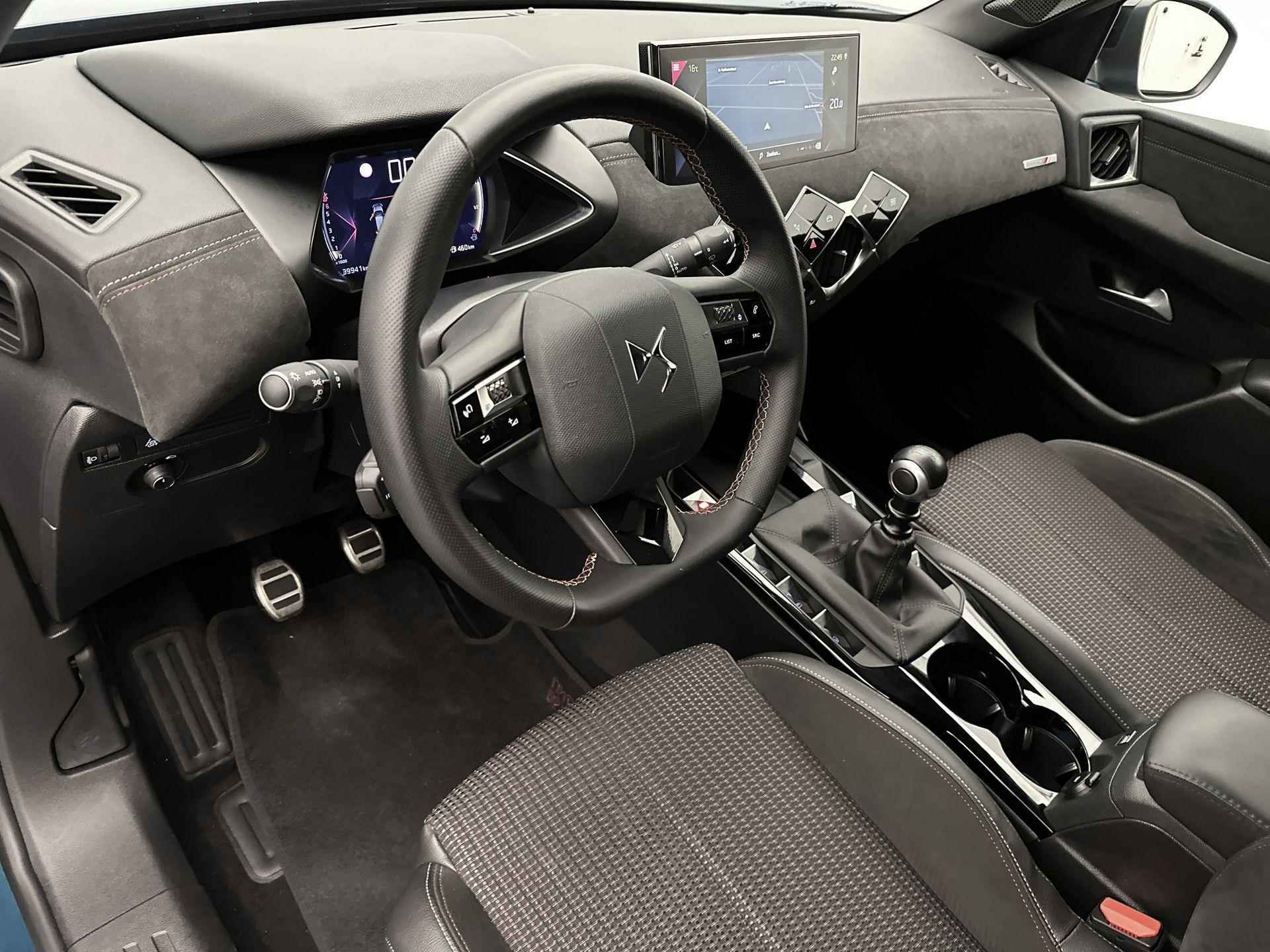 DS 3 Crossback SUV Performance Line 100 pk | Navigatie | Achteruitrijcamera | Parkeersensoren Voor en Achter | Alcantara Bekleding | LED Dagrijverlichting | Volledig Digitaal Instrumentenpaneel | Climate Control | Cruise Control | 17" Lichtmetalen Velgen | Apple Carplay/Android Auto | - 11/33