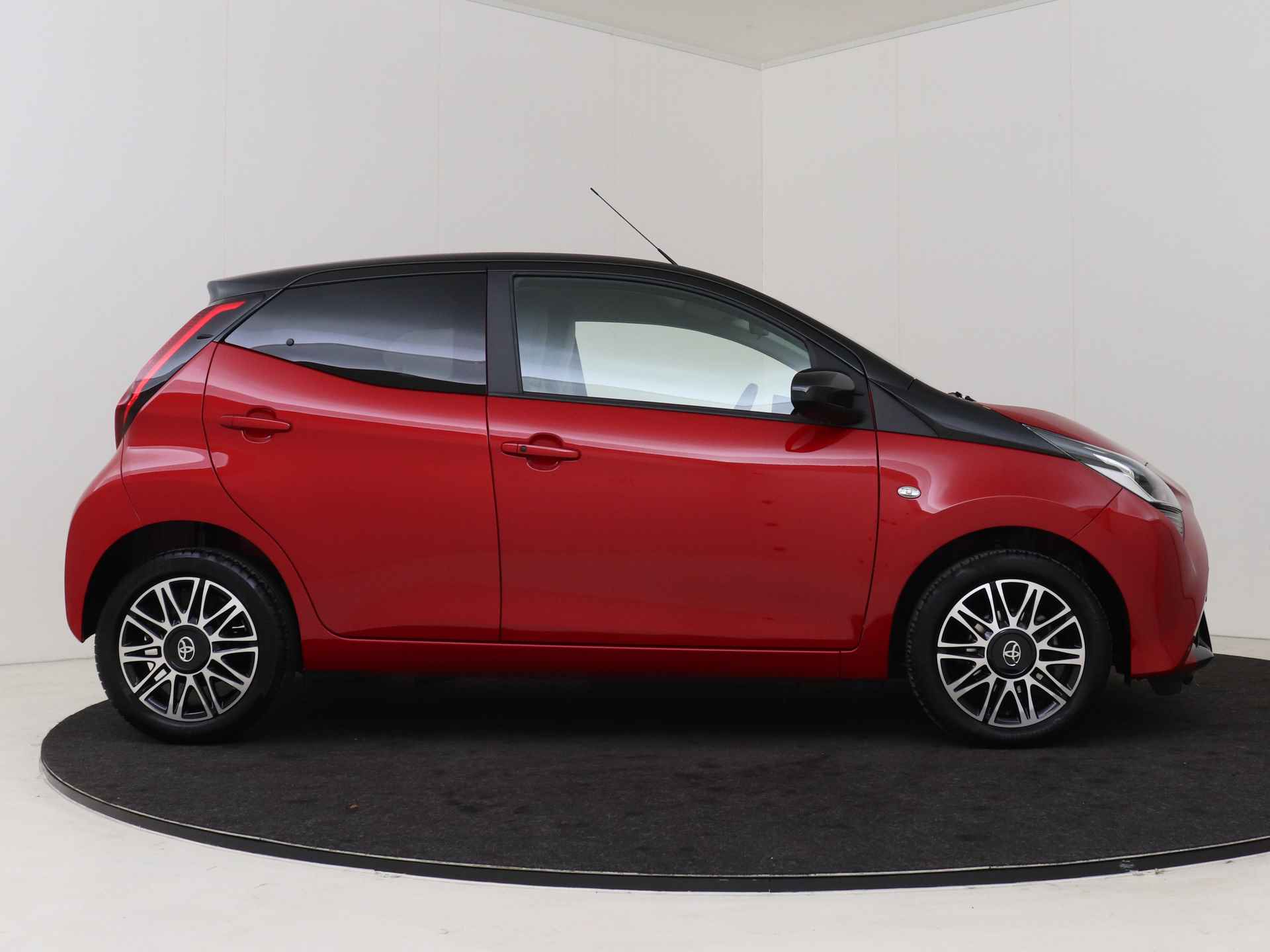 Toyota Aygo 1.0 VVT-i x-clusiv I Safety Sense | Apple Carplay/Android Auto I Climate Control I Camera I LM Velgen I USB I 1e Eigenaar I Lederen bekleding I - 14/46