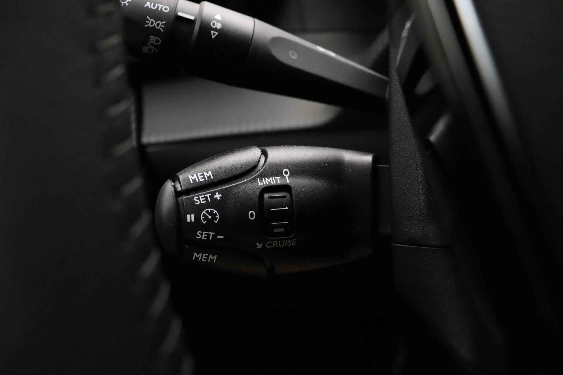 Peugeot 2008 1.2 PureTech Allure Pack | 3D Cockpit | Cruise control | Apple Carplay / Android Auto | - 24/31