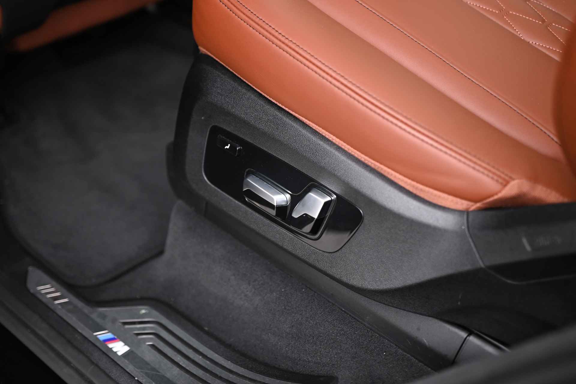 BMW X7 xDrive40i High Executive M Sport Automaat / Captain Chairs / Panoramadak Sky Lounge / Trekhaak / Laserlicht / Parking Assistant Plus / Soft Close / Stoelventilatie / Driving Assistant Professional - 43/51