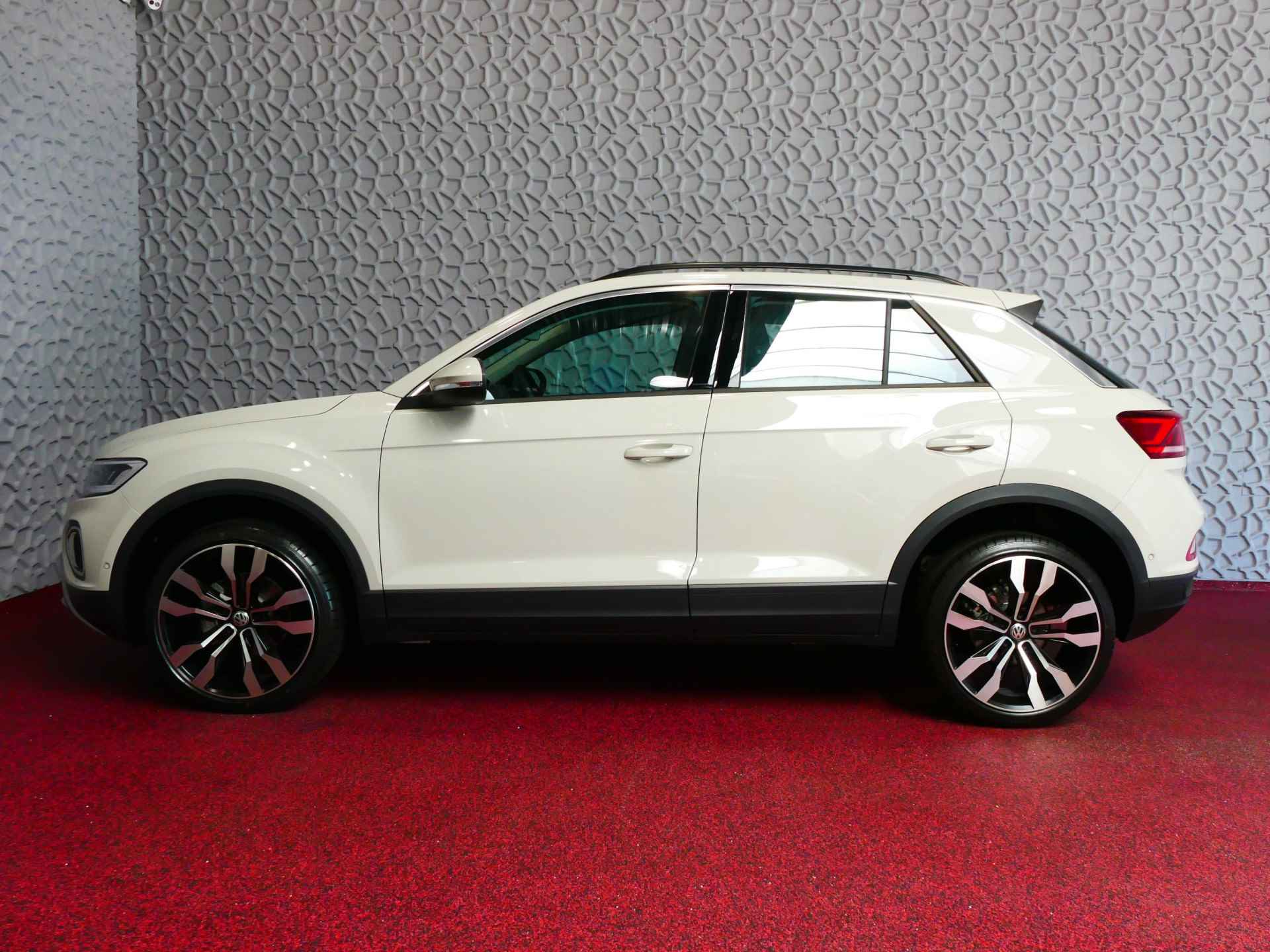 Volkswagen T-Roc 1.5 TSI 150PK 19'' R-LINE LMV CARPLAY NAVI STOEL VERW. LED VIR.COCKPIT 03/2024 70 BIJNA NIEUWE VOLKSWAGEN'S UIT VOORRAAD LEVERBAAR - 42/53