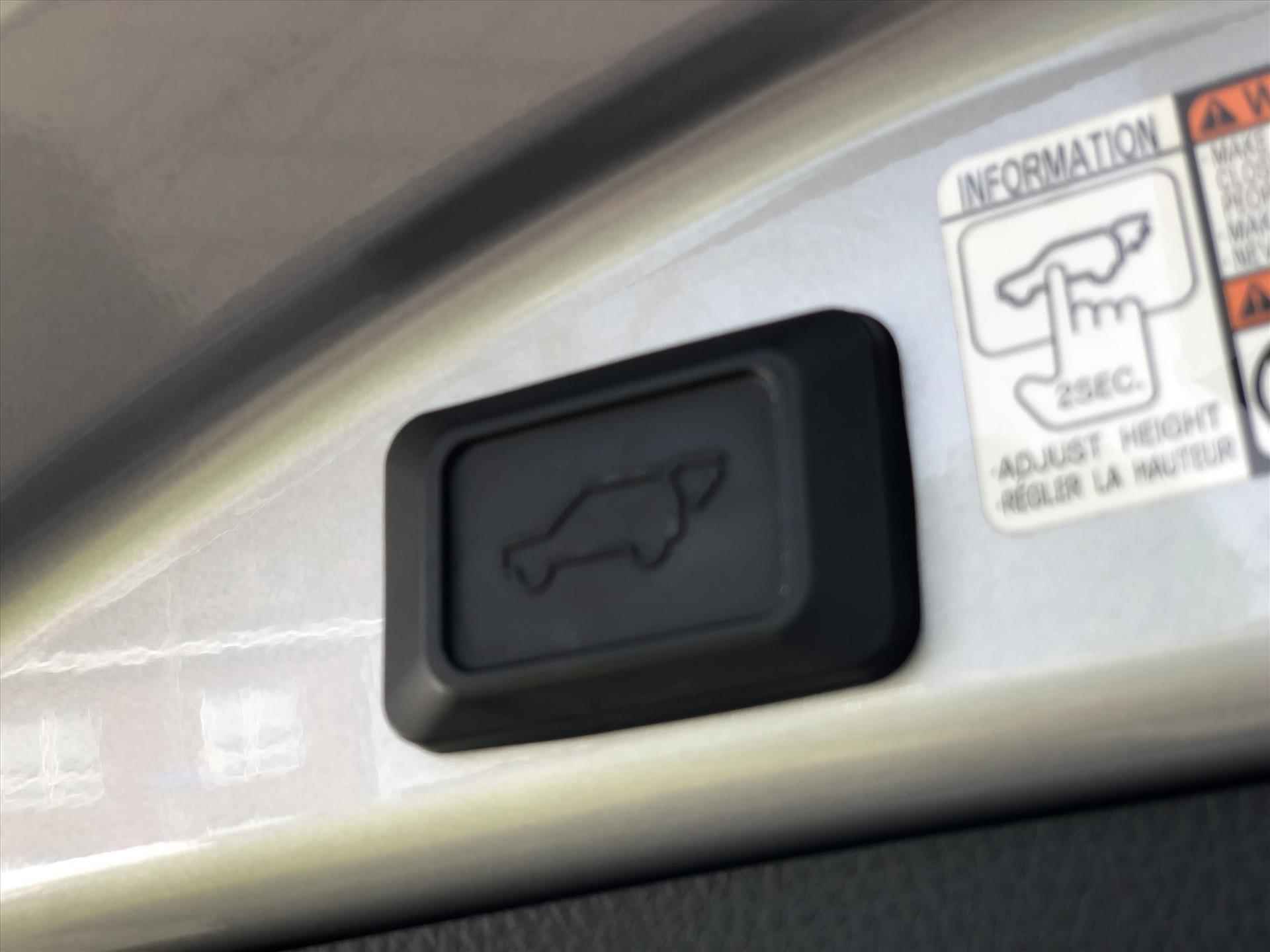 Toyota RAV4 2.5 Hybrid Black Edition | Schuifdak, Trekhaak, Navigatie, Parkeersensoren, Elektrische achterklep, Treeplanken, 18 inch - 19/43
