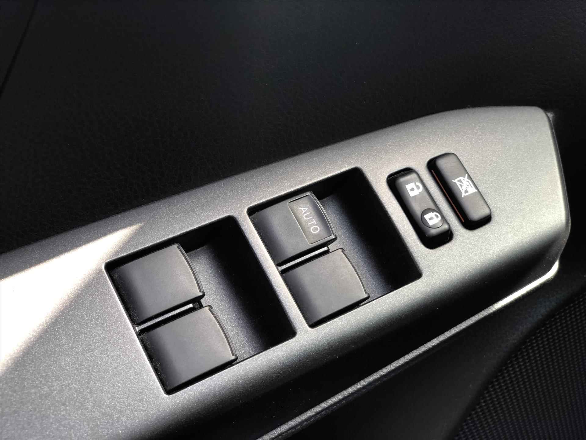 Toyota RAV4 2.5 Hybrid Black Edition | Schuifdak, Trekhaak, Navigatie, Parkeersensoren, Elektrische achterklep, Treeplanken, 18 inch - 30/43