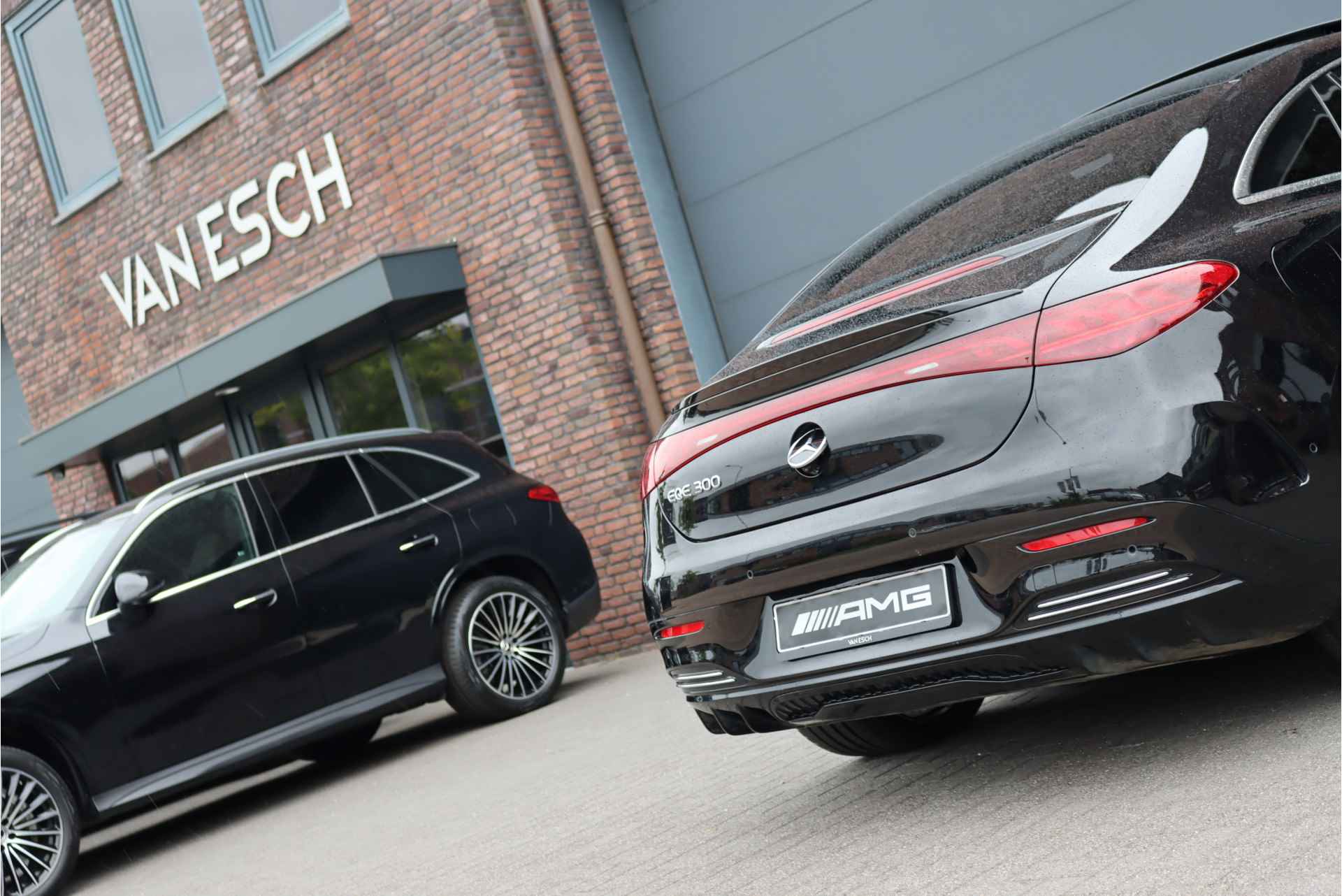 Mercedes-Benz EQE 300 AMG Line 89 kWh | 51.500,- ex BTW | Luchtvering | Distronic+ | Panoramadak | Massage | Burmester | Stoelventilatie | HUD | Keyless Go | Digital Light | Warmtepomp | - 22/48