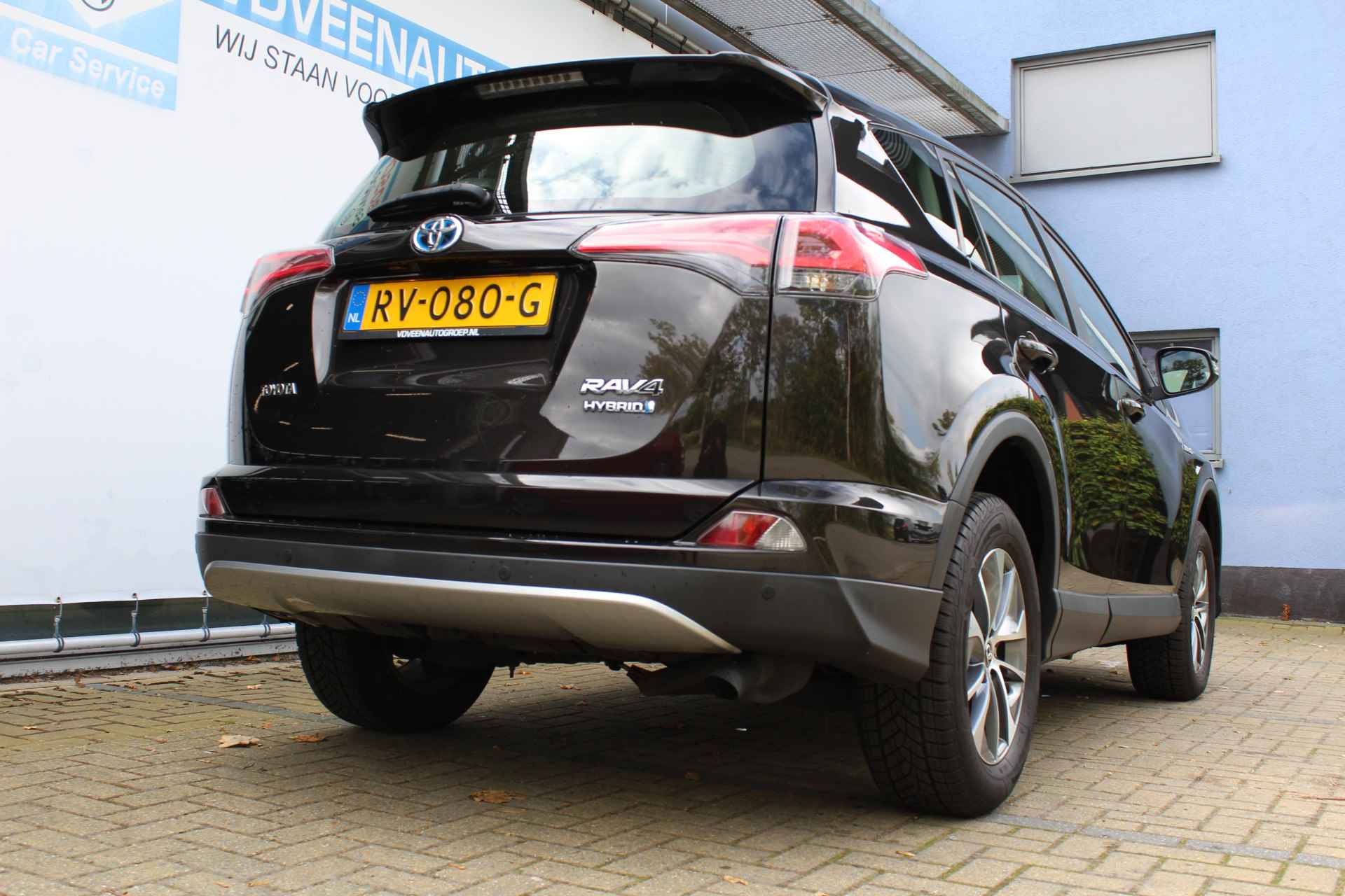 Toyota RAV4 2.5 Hybrid Dynamic | Incl. 12 Maanden Garantie | 1e Eigenaar | Volledig dealer onderhouden | Navigatie | Cruise controle | Climate controle | Elektrische kofferbak | Achteruitrijcamera | Parkeersensoren V+A | DAB | 17 Inch LMV | Lane assist | Origineel NL auto | NAP | - 4/57