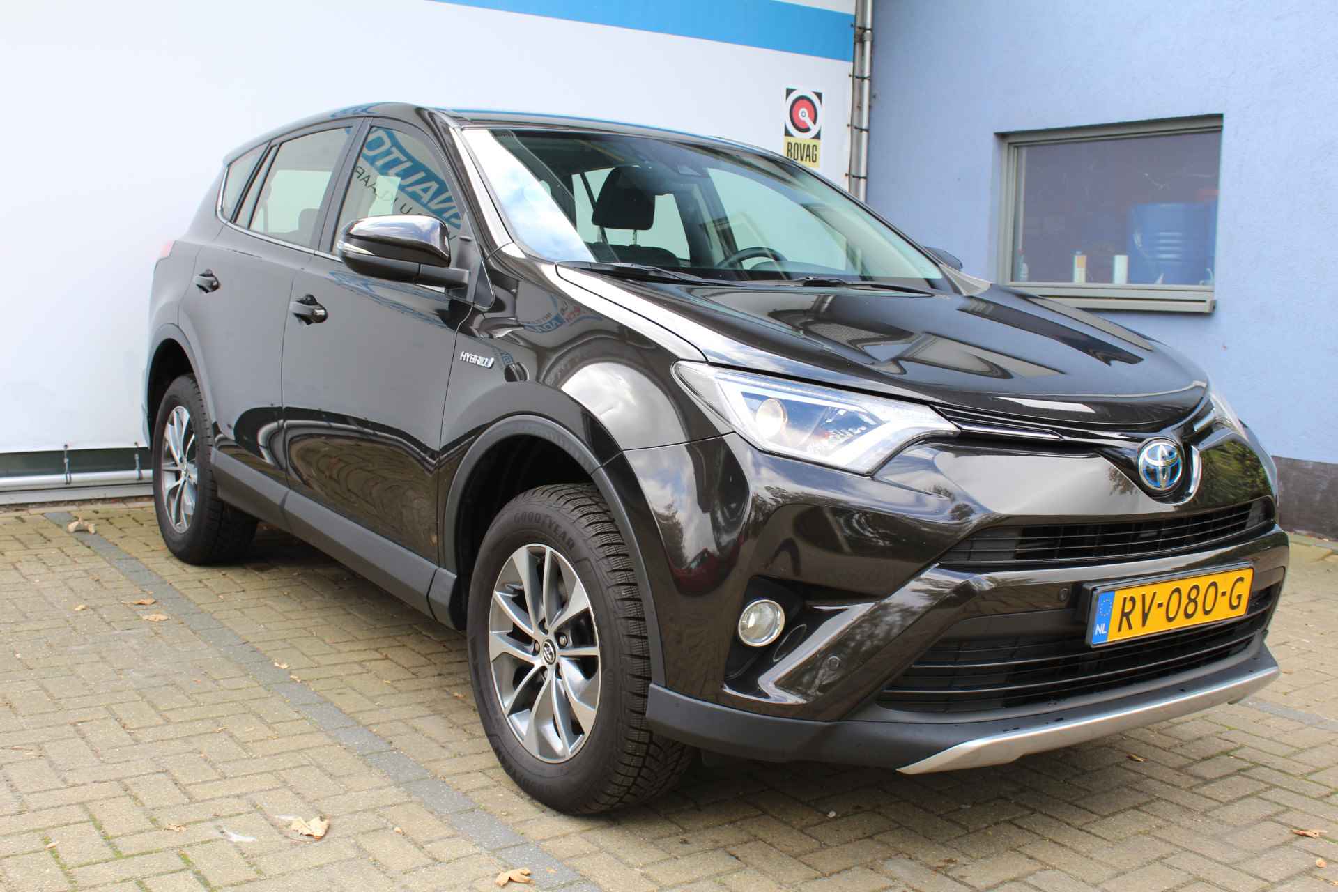 Toyota RAV4 2.5 Hybrid Dynamic | Incl. 12 Maanden Garantie | 1e Eigenaar | Volledig dealer onderhouden | Navigatie | Cruise controle | Climate controle | Elektrische kofferbak | Achteruitrijcamera | Parkeersensoren V+A | DAB | 17 Inch LMV | Lane assist | Origineel NL auto | NAP | - 5/57