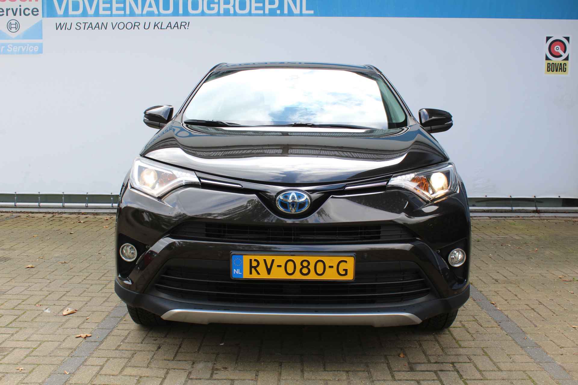 Toyota RAV4 2.5 Hybrid Dynamic | Incl. 12 Maanden Garantie | 1e Eigenaar | Volledig dealer onderhouden | Navigatie | Cruise controle | Climate controle | Elektrische kofferbak | Achteruitrijcamera | Parkeersensoren V+A | DAB | 17 Inch LMV | Lane assist | Origineel NL auto | NAP | - 6/57