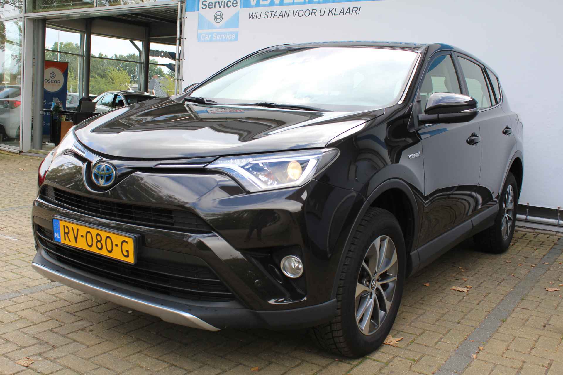 Toyota RAV4 2.5 Hybrid Dynamic | Incl. 12 Maanden Garantie | 1e Eigenaar | Volledig dealer onderhouden | Navigatie | Cruise controle | Climate controle | Elektrische kofferbak | Achteruitrijcamera | Parkeersensoren V+A | DAB | 17 Inch LMV | Lane assist | Origineel NL auto | NAP | - 7/57