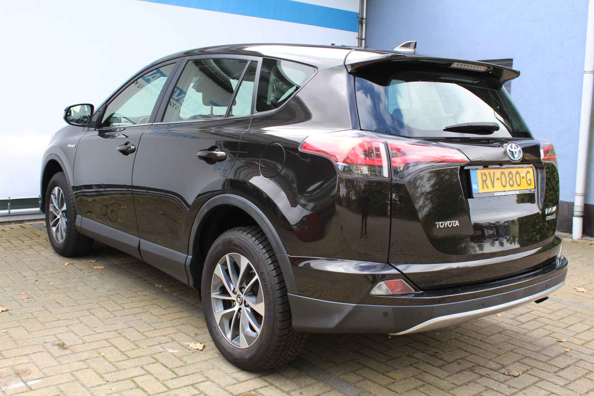 Toyota RAV4 2.5 Hybrid Dynamic | Incl. 12 Maanden Garantie | 1e Eigenaar | Volledig dealer onderhouden | Navigatie | Cruise controle | Climate controle | Elektrische kofferbak | Achteruitrijcamera | Parkeersensoren V+A | DAB | 17 Inch LMV | Lane assist | Origineel NL auto | NAP | - 8/57