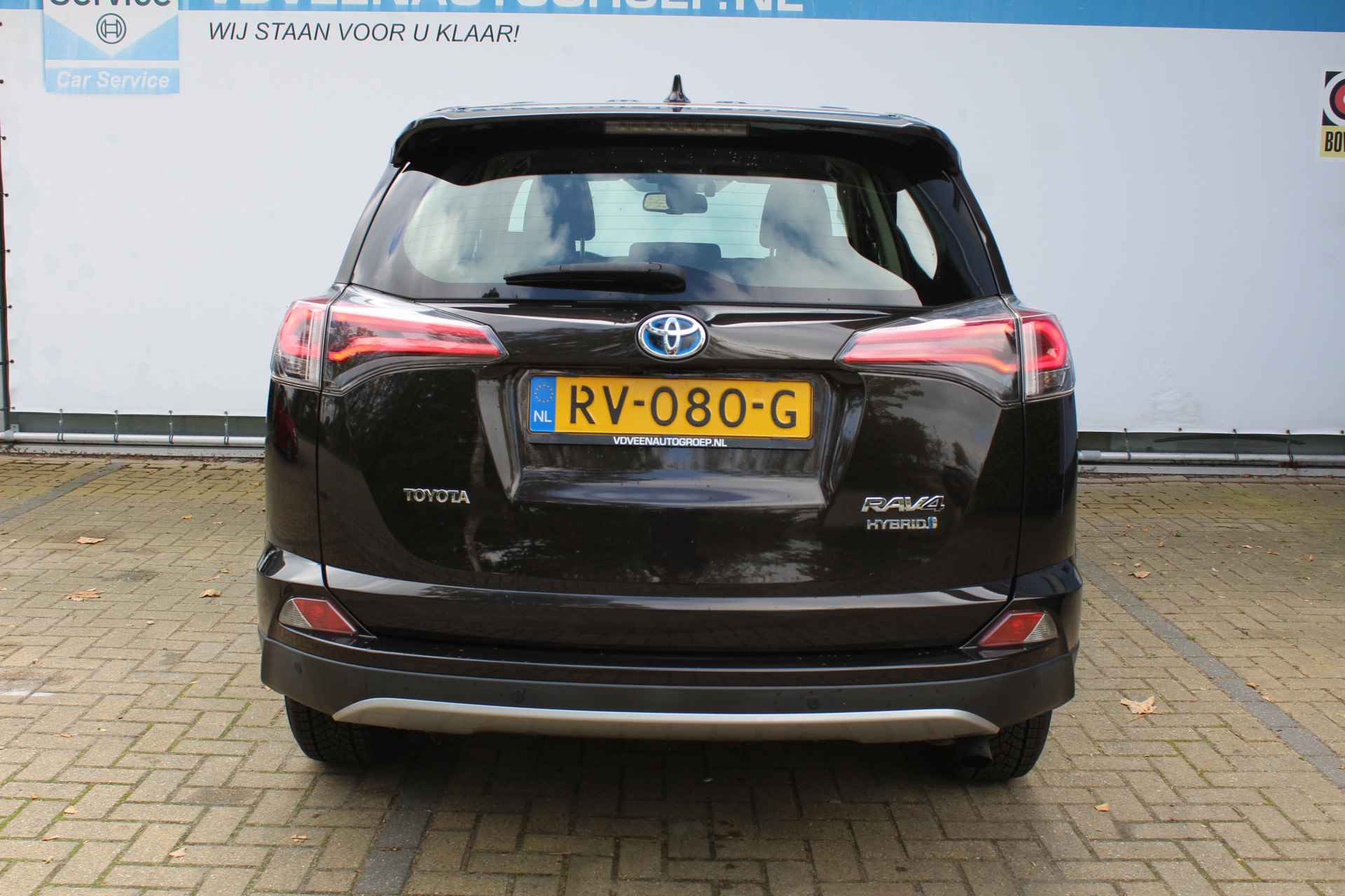 Toyota RAV4 2.5 Hybrid Dynamic | Incl. 12 Maanden Garantie | 1e Eigenaar | Volledig dealer onderhouden | Navigatie | Cruise controle | Climate controle | Elektrische kofferbak | Achteruitrijcamera | Parkeersensoren V+A | DAB | 17 Inch LMV | Lane assist | Origineel NL auto | NAP | - 9/57